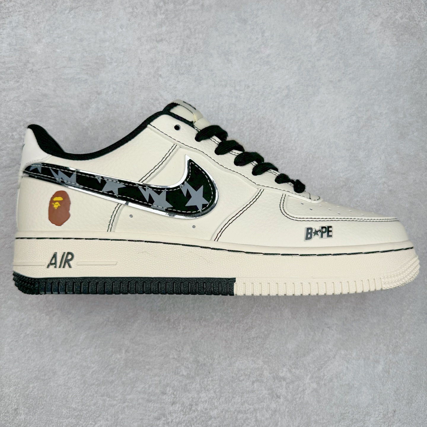 NK Air Force 1´07 Low 空军一号低帮百搭休闲运动板鞋 XS1958-523 柔软、弹性十足的缓震性能和出色的中底设计 横跨复古与现代的外型结合 造就出风靡全球 三十多年的Force 1 直到今天还深受青睐 实拍调校N版已经零色差零失真 百分百还原实物色彩所见即所得 不存在货不对板色差等低级问题 选购参考实物拍摄 不混卖不参货 只用心做好货严格选品 承诺混一赔十 尺码：36 36.5 37.5 38 38.5 39 40 40.5 41 42 42.5 43 44 44.5 45-选品中心