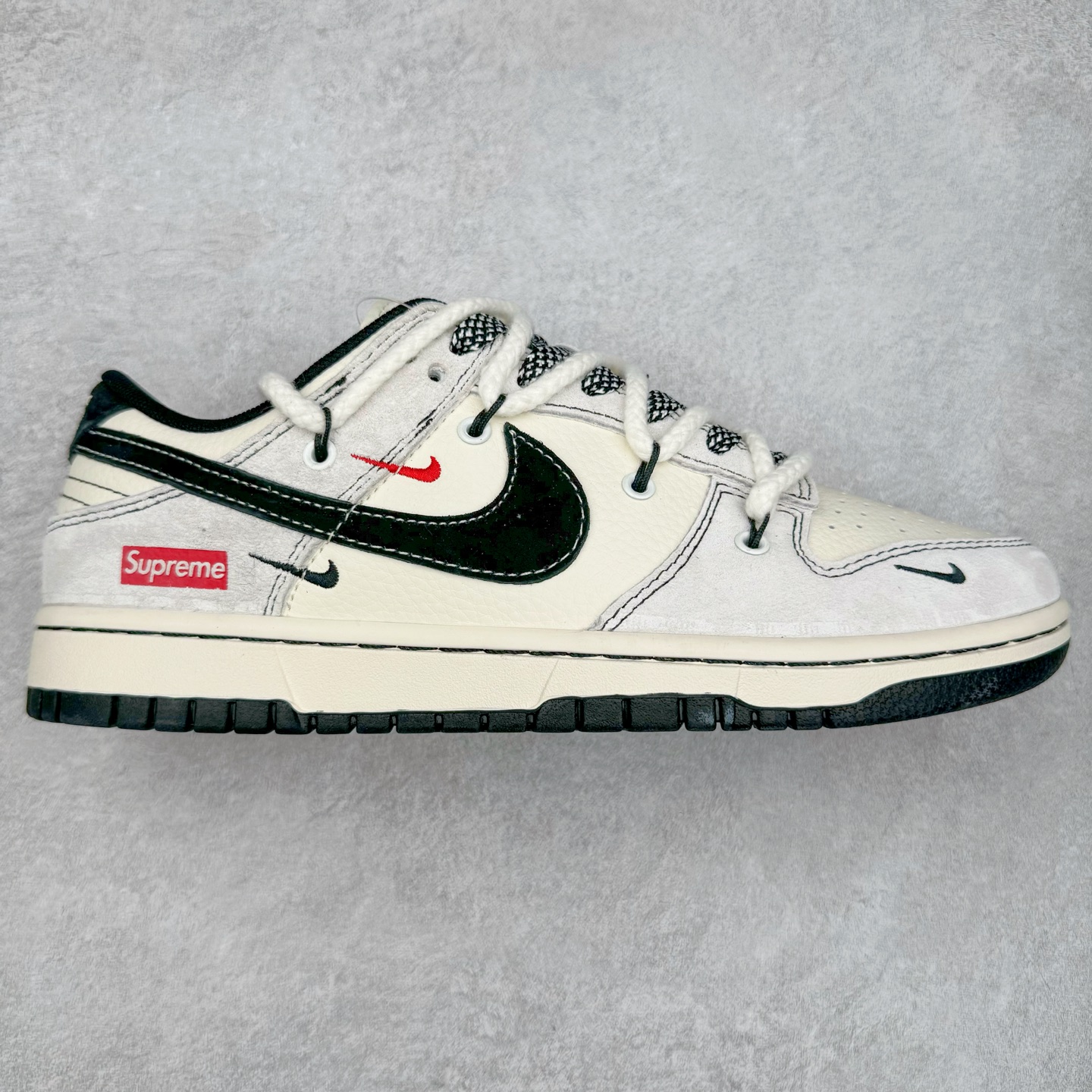 NK Dunk Low 定制配色 YX5066-233 大厂出品 极力推荐 原装头层材料 独家版型蒸餾加工帶來的是更好的视觉和脚感体验大厂纯原品质出货 清洁度 电绣工艺 皮料切割干净无任何毛边 细节完美 实拍调校N版已经零色差零失真 百分百还原实物色彩所见即所得 不存在货不对板色差等低级问题 选购参考实物拍摄 不混卖不参货 只用心做好货严格选品 承诺混一赔十 尺码：36 36.5 37.5 38 38.5 39 40 40.5 41 42 42.5 43 44 44.5 45-选品中心