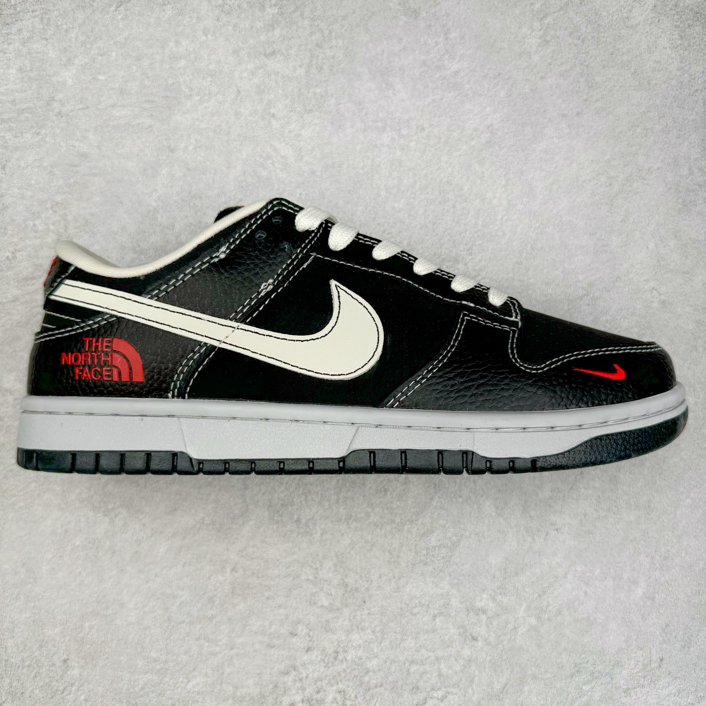 NK Dunk Low 定制配色 SC9207-403 大厂出品 极力推荐 原装头层材料 独家版型蒸餾加工帶來的是更好的视觉和脚感体验大厂纯原品质出货 清洁度 电绣工艺 皮料切割干净无任何毛边 细节完美 实拍调校N版已经零色差零失真 百分百还原实物色彩所见即所得 不存在货不对板色差等低级问题 选购参考实物拍摄 不混卖不参货 只用心做好货严格选品 承诺混一赔十 尺码：36 36.5 37.5 38 38.5 39 40 40.5 41 42 42.5 43 44 44.5 45-选品中心