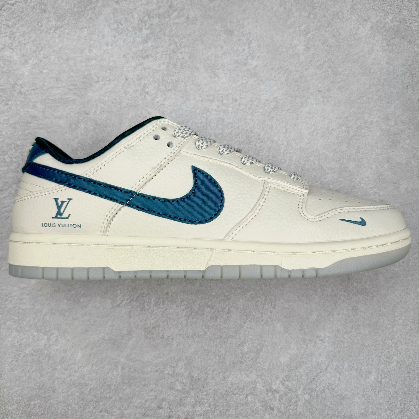 NK Dunk Low 定制配色 CF3688-004 大厂出品 极力推荐 原装头层材料 独家版型蒸餾加工帶來的是更好的视觉和脚感体验大厂纯原品质出货 清洁度 电绣工艺 皮料切割干净无任何毛边 细节完美 实拍调校N版已经零色差零失真 百分百还原实物色彩所见即所得 不存在货不对板色差等低级问题 选购参考实物拍摄 不混卖不参货 只用心做好货严格选品 承诺混一赔十 尺码：36 36.5 37.5 38 38.5 39 40 40.5 41 42 42.5 43 44 44.5 45-选品中心