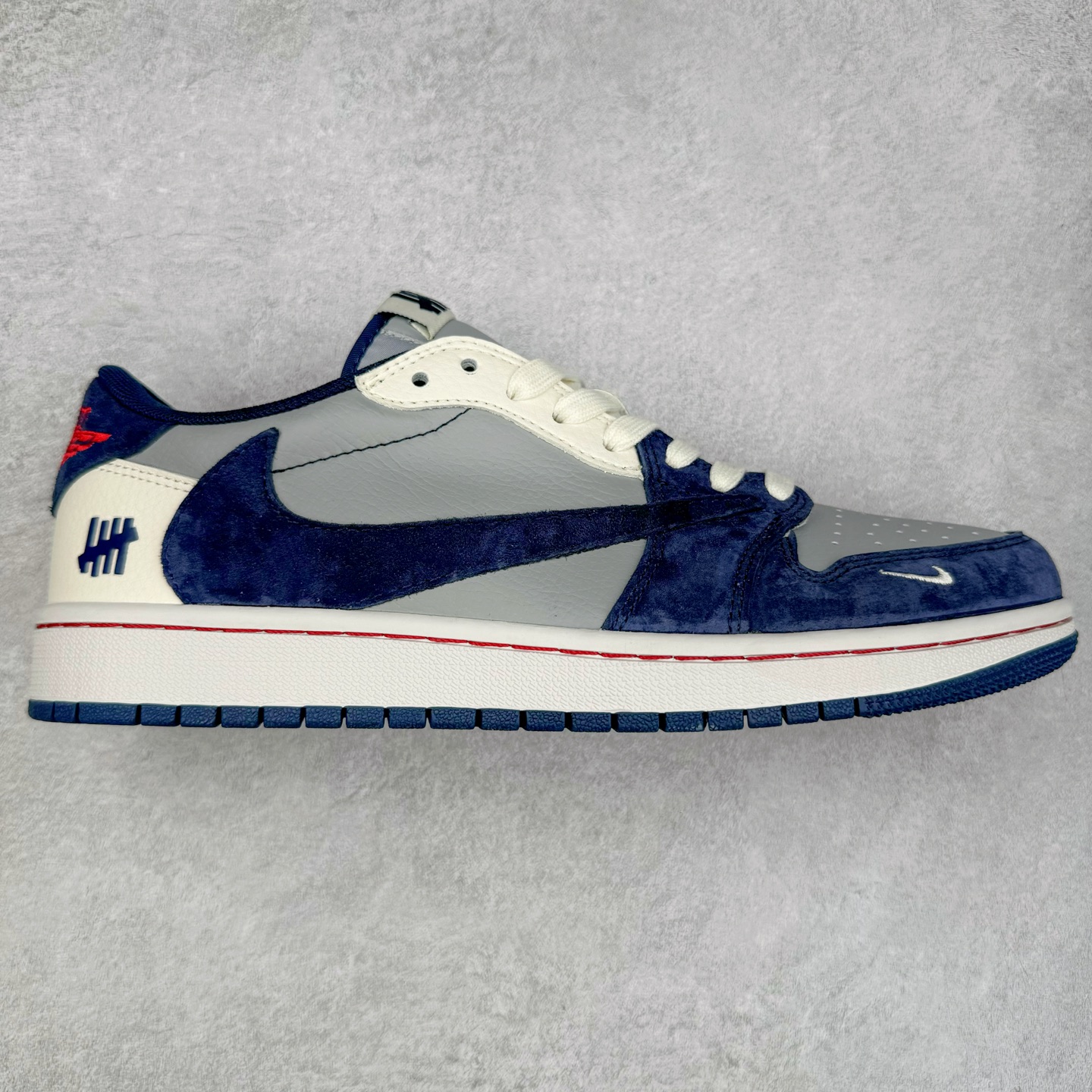 TS x Air Jordan AJ1 Low 倒钩低帮联名定制配色 CF3688-026 原厂内置气垫魔块 A模大底 头层小牛皮 鞋舌AJ原厂专用牛津布+AJ专用反口珍珠布+原厂无杂质高弹内里海棉+特殊封边弹力鞋带 实拍调校N版已经零色差零失真 百分百还原实物色彩所见即所得 不存在货不对板色差等低级问题 选购参考实物拍摄 不混卖不参货 只用心做好货严格选品 承诺混一赔十 尺码：36 36.5 37.5 38 38.5 39 40 40.5 41 42 42.5 43 44 44.5 45-选品中心