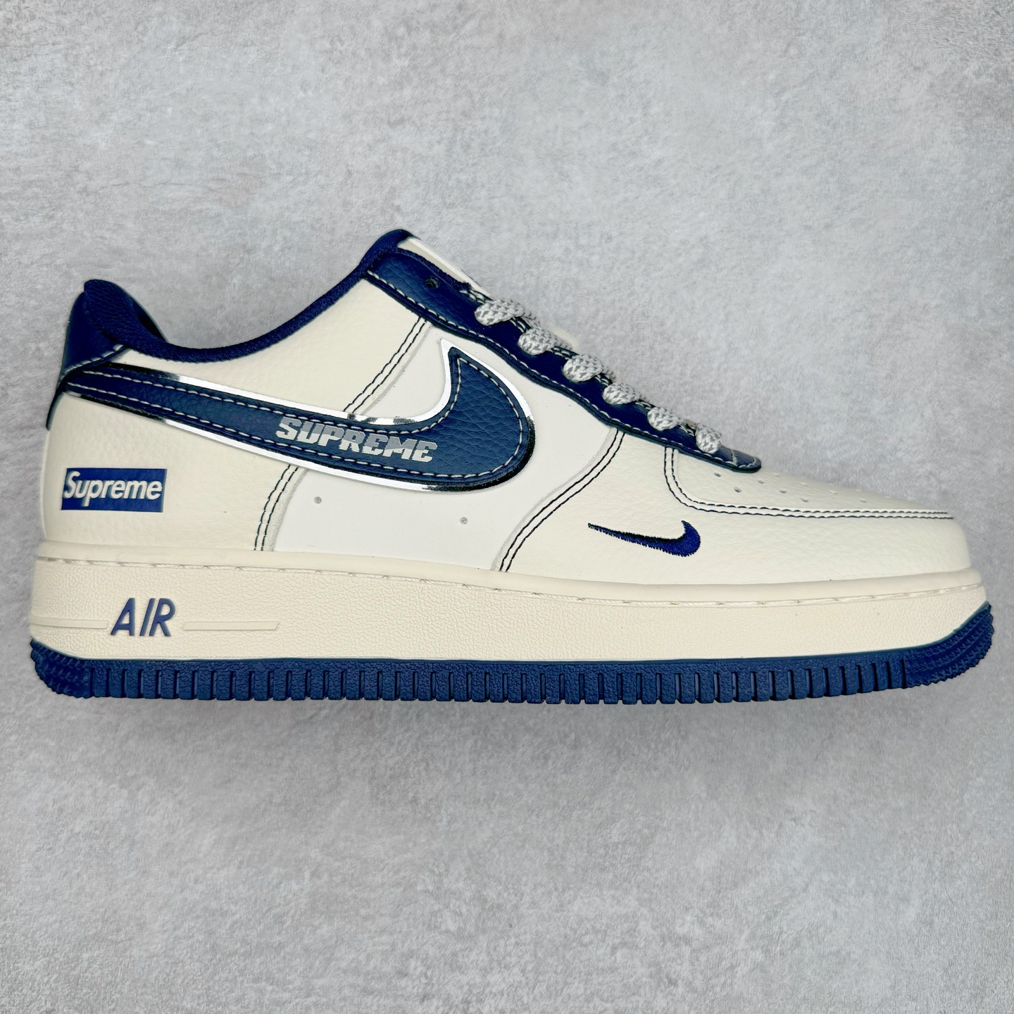 NK Air Force 1´07 Low 空军一号低帮百搭休闲运动板鞋 XS1958-524 柔软、弹性十足的缓震性能和出色的中底设计 横跨复古与现代的外型结合 造就出风靡全球 三十多年的Force 1 直到今天还深受青睐 实拍调校N版已经零色差零失真 百分百还原实物色彩所见即所得 不存在货不对板色差等低级问题 选购参考实物拍摄 不混卖不参货 只用心做好货严格选品 承诺混一赔十 尺码：36 36.5 37.5 38 38.5 39 40 40.5 41 42 42.5 43 44 44.5 45-选品中心