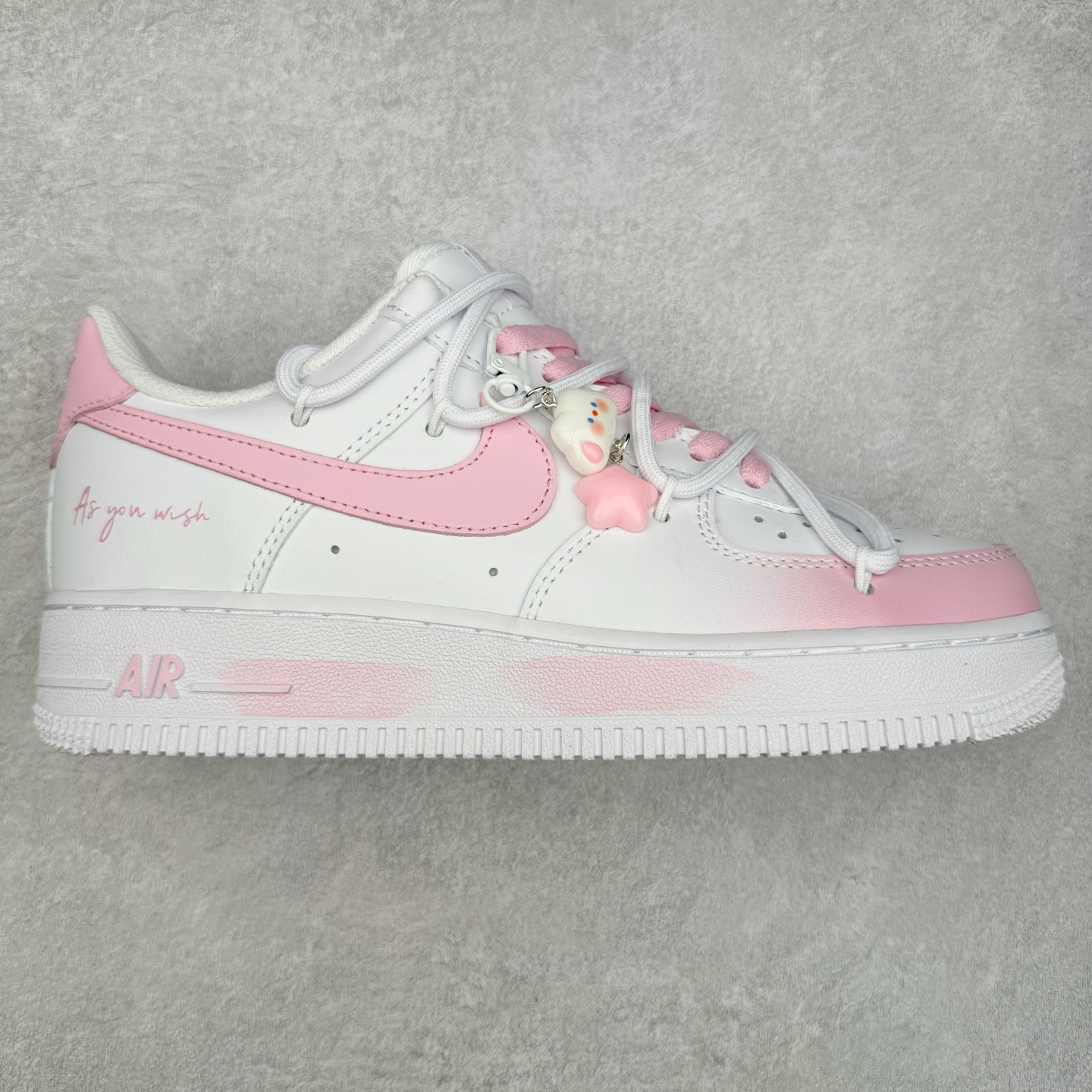 NK Air Force 1´07 Low 空军一号低帮百搭休闲运动板鞋 CQ2288-802 柔软、弹性十足的缓震性能和出色的中底设计 横跨复古与现代的外型结合 造就出风靡全球 三十多年的Force 1 直到今天还深受青睐 实拍调校N版已经零色差零失真 百分百还原实物色彩所见即所得 不存在货不对板色差等低级问题 选购参考实物拍摄 不混卖不参货 只用心做好货严格选品 承诺混一赔十 尺码：36 36.5 37.5 38 38.5 39 40 40.5 41 42 42.5 43 44 44.5 45-选品中心