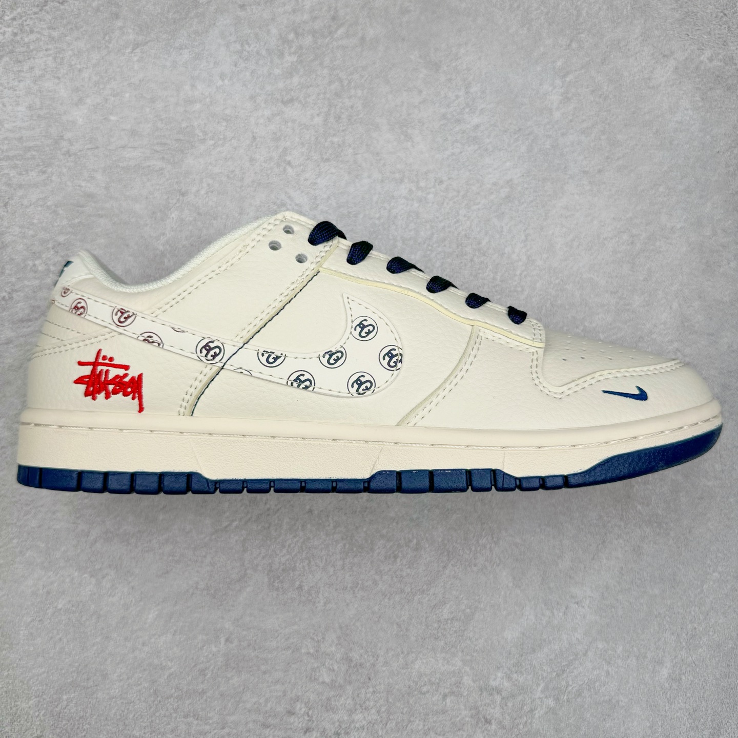 NK Dunk Low 定制配色 XY1688-001 大厂出品 极力推荐 原装头层材料 独家版型蒸餾加工帶來的是更好的视觉和脚感体验大厂纯原品质出货 清洁度 电绣工艺 皮料切割干净无任何毛边 细节完美 实拍调校N版已经零色差零失真 百分百还原实物色彩所见即所得 不存在货不对板色差等低级问题 选购参考实物拍摄 不混卖不参货 只用心做好货严格选品 承诺混一赔十 尺码：36 36.5 37.5 38 38.5 39 40 40.5 41 42 42.5 43 44 44.5 45-选品中心