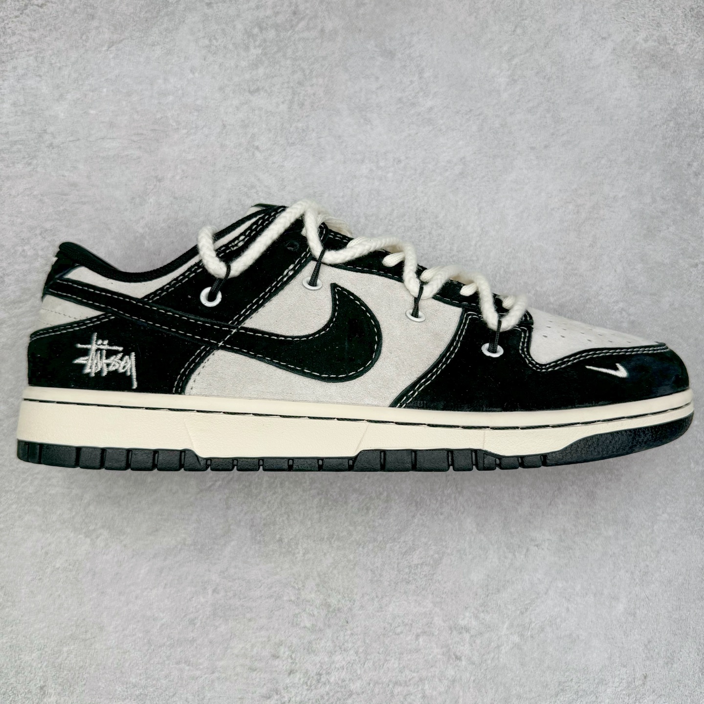 NK Dunk Low 定制配色 SC9207-403 大厂出品 极力推荐 原装头层材料 独家版型蒸餾加工帶來的是更好的视觉和脚感体验大厂纯原品质出货 清洁度 电绣工艺 皮料切割干净无任何毛边 细节完美 实拍调校N版已经零色差零失真 百分百还原实物色彩所见即所得 不存在货不对板色差等低级问题 选购参考实物拍摄 不混卖不参货 只用心做好货严格选品 承诺混一赔十 尺码：36 36.5 37.5 38 38.5 39 40 40.5 41 42 42.5 43 44 44.5 45-选品中心