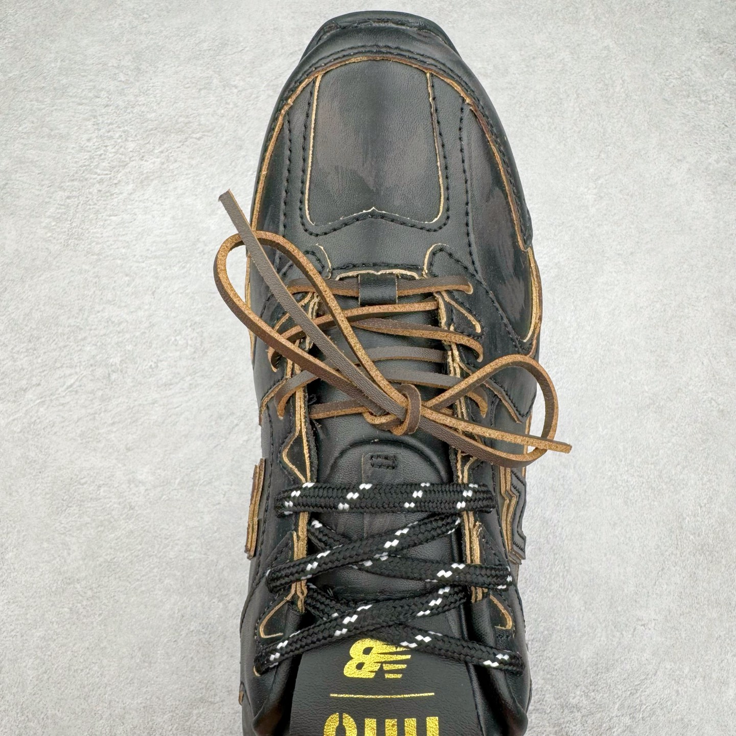 图片[4]-＃M3 MiuMiu x New Balance NB530 SL 缪缪联名系列低帮经典复古休闲运动慢跑鞋 近几年运动品牌与各大潮流品牌不断推出联名产品，在球鞋圈拥有极高的热度。此外，奢侈品牌和运动品牌联名也早已非新鲜事，继 Dior 和 Jordan Brand 以及 Prada 和 adidas 合作后。近日，Miu Miu与New Balance的合作基本已经成为定番，每年都会上新，而近期的最新联名也已经正式曝光，预计会在24年春夏面世！相比之前两次使用的574，这次Miu Miu带来了全新风格。采用了全新型号MR530进行设计，继续使用复古的旧化效果和去年就被带火的美拉德配色打造。Miu Miu作为千禧文化的重要推手，这次也是直接挑选了New Balance 2000年代时发布的健身跑鞋MR530。整体做旧效果非常明显，甚至有些二手鞋的感觉，多少是有点瘦巴黎世家影响了……配色方面将会推出米色和棕色两种颜色可供选择，整体覆盖了做旧麂皮，鞋舌和鞋垫和之前一致，有Miu Miu的Logo，同时搭配皮革和棉质双鞋带组成。尺码：36 37 37.5 38 38.5 39.5 40 40.5 41.5 42 42.5 43.5 44 44.5 45-选品中心