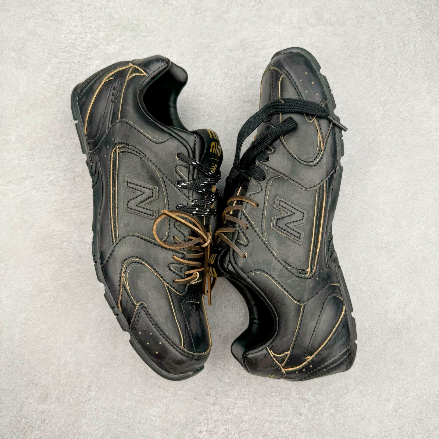 图片[3]-＃M3 MiuMiu x New Balance NB530 SL 缪缪联名系列低帮经典复古休闲运动慢跑鞋 近几年运动品牌与各大潮流品牌不断推出联名产品，在球鞋圈拥有极高的热度。此外，奢侈品牌和运动品牌联名也早已非新鲜事，继 Dior 和 Jordan Brand 以及 Prada 和 adidas 合作后。近日，Miu Miu与New Balance的合作基本已经成为定番，每年都会上新，而近期的最新联名也已经正式曝光，预计会在24年春夏面世！相比之前两次使用的574，这次Miu Miu带来了全新风格。采用了全新型号MR530进行设计，继续使用复古的旧化效果和去年就被带火的美拉德配色打造。Miu Miu作为千禧文化的重要推手，这次也是直接挑选了New Balance 2000年代时发布的健身跑鞋MR530。整体做旧效果非常明显，甚至有些二手鞋的感觉，多少是有点瘦巴黎世家影响了……配色方面将会推出米色和棕色两种颜色可供选择，整体覆盖了做旧麂皮，鞋舌和鞋垫和之前一致，有Miu Miu的Logo，同时搭配皮革和棉质双鞋带组成。尺码：36 37 37.5 38 38.5 39.5 40 40.5 41.5 42 42.5 43.5 44 44.5 45-选品中心