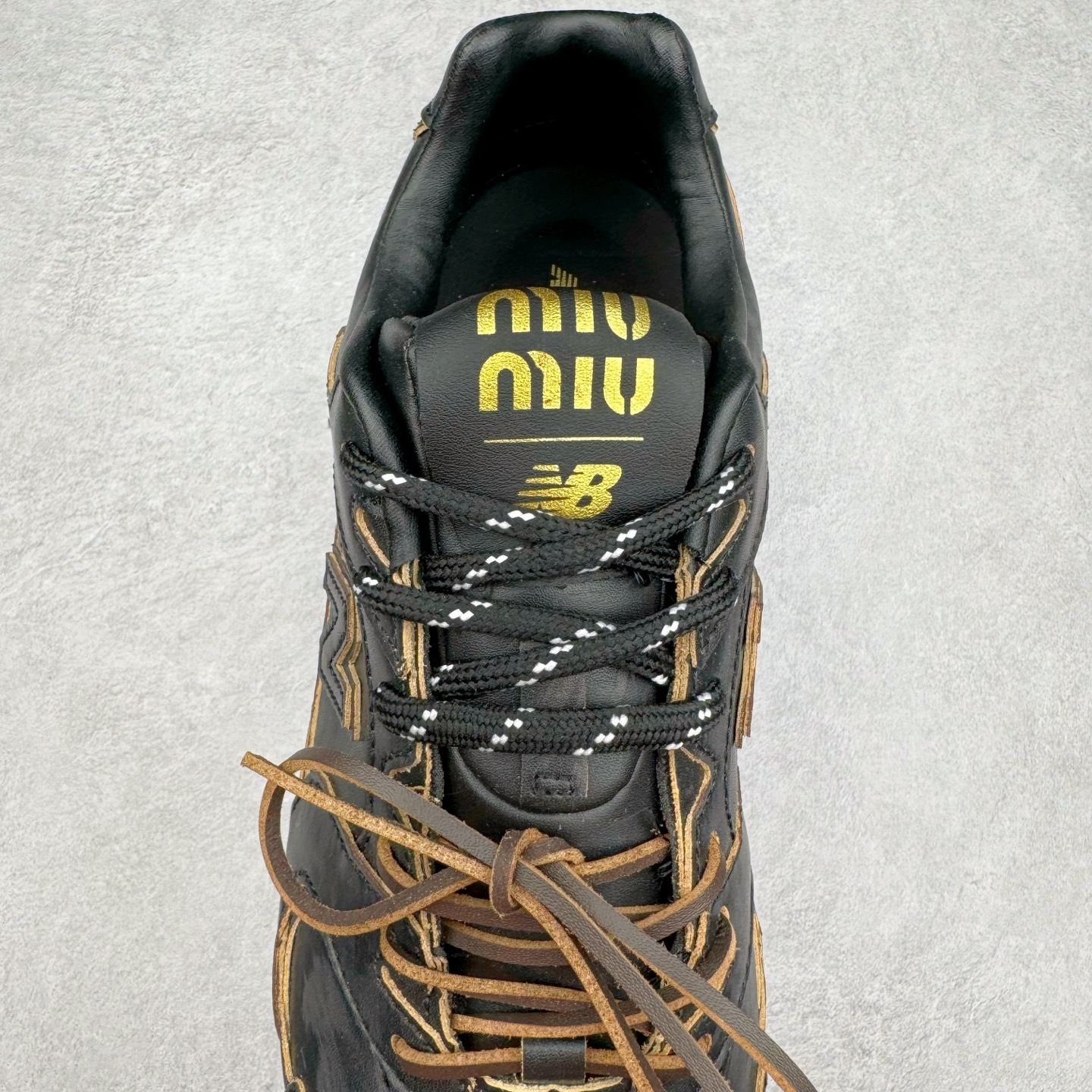 图片[5]-＃M3 MiuMiu x New Balance NB530 SL 缪缪联名系列低帮经典复古休闲运动慢跑鞋 近几年运动品牌与各大潮流品牌不断推出联名产品，在球鞋圈拥有极高的热度。此外，奢侈品牌和运动品牌联名也早已非新鲜事，继 Dior 和 Jordan Brand 以及 Prada 和 adidas 合作后。近日，Miu Miu与New Balance的合作基本已经成为定番，每年都会上新，而近期的最新联名也已经正式曝光，预计会在24年春夏面世！相比之前两次使用的574，这次Miu Miu带来了全新风格。采用了全新型号MR530进行设计，继续使用复古的旧化效果和去年就被带火的美拉德配色打造。Miu Miu作为千禧文化的重要推手，这次也是直接挑选了New Balance 2000年代时发布的健身跑鞋MR530。整体做旧效果非常明显，甚至有些二手鞋的感觉，多少是有点瘦巴黎世家影响了……配色方面将会推出米色和棕色两种颜色可供选择，整体覆盖了做旧麂皮，鞋舌和鞋垫和之前一致，有Miu Miu的Logo，同时搭配皮革和棉质双鞋带组成。尺码：36 37 37.5 38 38.5 39.5 40 40.5 41.5 42 42.5 43.5 44 44.5 45-选品中心