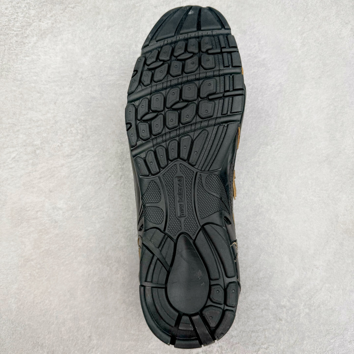 图片[9]-＃M3 MiuMiu x New Balance NB530 SL 缪缪联名系列低帮经典复古休闲运动慢跑鞋 近几年运动品牌与各大潮流品牌不断推出联名产品，在球鞋圈拥有极高的热度。此外，奢侈品牌和运动品牌联名也早已非新鲜事，继 Dior 和 Jordan Brand 以及 Prada 和 adidas 合作后。近日，Miu Miu与New Balance的合作基本已经成为定番，每年都会上新，而近期的最新联名也已经正式曝光，预计会在24年春夏面世！相比之前两次使用的574，这次Miu Miu带来了全新风格。采用了全新型号MR530进行设计，继续使用复古的旧化效果和去年就被带火的美拉德配色打造。Miu Miu作为千禧文化的重要推手，这次也是直接挑选了New Balance 2000年代时发布的健身跑鞋MR530。整体做旧效果非常明显，甚至有些二手鞋的感觉，多少是有点瘦巴黎世家影响了……配色方面将会推出米色和棕色两种颜色可供选择，整体覆盖了做旧麂皮，鞋舌和鞋垫和之前一致，有Miu Miu的Logo，同时搭配皮革和棉质双鞋带组成。尺码：36 37 37.5 38 38.5 39.5 40 40.5 41.5 42 42.5 43.5 44 44.5 45-选品中心