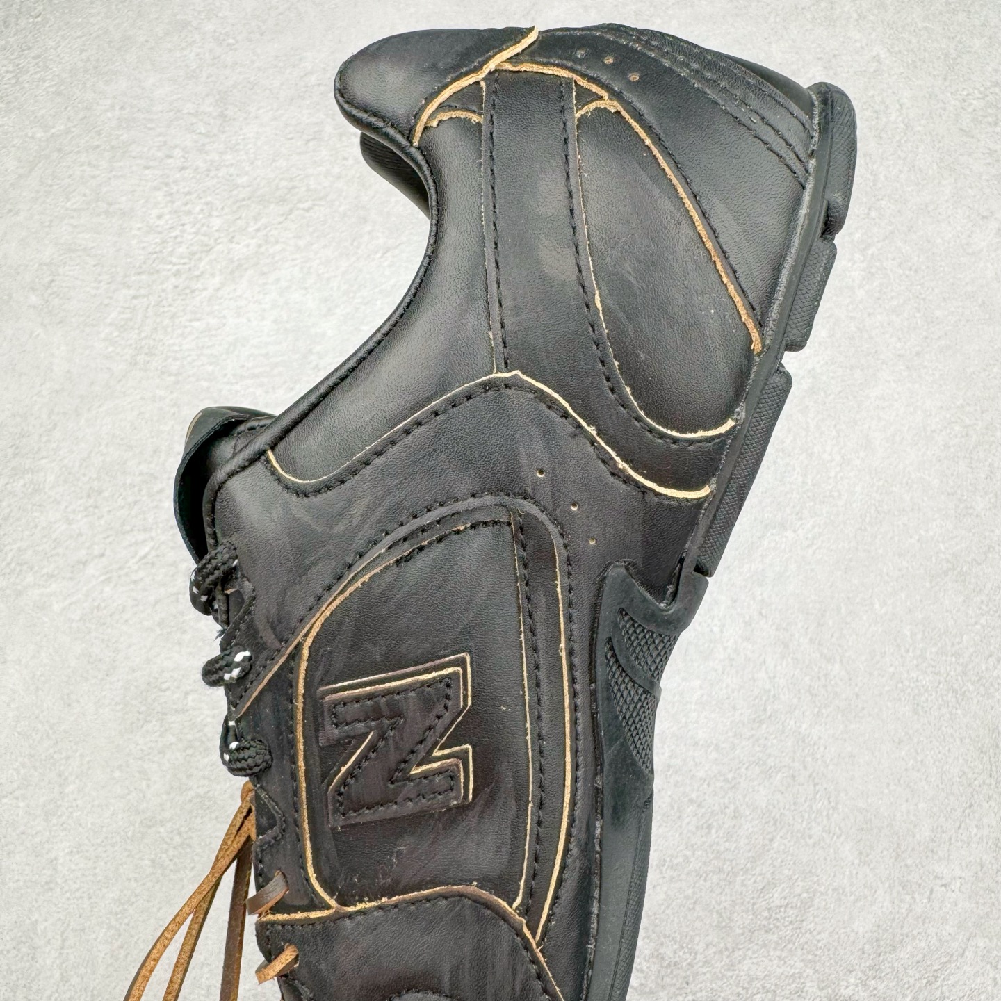 图片[7]-＃M3 MiuMiu x New Balance NB530 SL 缪缪联名系列低帮经典复古休闲运动慢跑鞋 近几年运动品牌与各大潮流品牌不断推出联名产品，在球鞋圈拥有极高的热度。此外，奢侈品牌和运动品牌联名也早已非新鲜事，继 Dior 和 Jordan Brand 以及 Prada 和 adidas 合作后。近日，Miu Miu与New Balance的合作基本已经成为定番，每年都会上新，而近期的最新联名也已经正式曝光，预计会在24年春夏面世！相比之前两次使用的574，这次Miu Miu带来了全新风格。采用了全新型号MR530进行设计，继续使用复古的旧化效果和去年就被带火的美拉德配色打造。Miu Miu作为千禧文化的重要推手，这次也是直接挑选了New Balance 2000年代时发布的健身跑鞋MR530。整体做旧效果非常明显，甚至有些二手鞋的感觉，多少是有点瘦巴黎世家影响了……配色方面将会推出米色和棕色两种颜色可供选择，整体覆盖了做旧麂皮，鞋舌和鞋垫和之前一致，有Miu Miu的Logo，同时搭配皮革和棉质双鞋带组成。尺码：36 37 37.5 38 38.5 39.5 40 40.5 41.5 42 42.5 43.5 44 44.5 45-选品中心