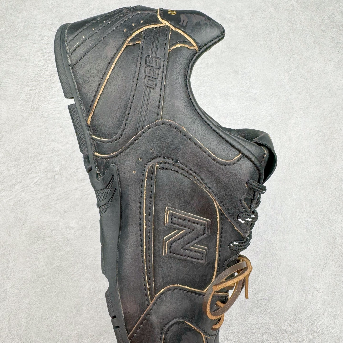 图片[6]-＃M3 MiuMiu x New Balance NB530 SL 缪缪联名系列低帮经典复古休闲运动慢跑鞋 近几年运动品牌与各大潮流品牌不断推出联名产品，在球鞋圈拥有极高的热度。此外，奢侈品牌和运动品牌联名也早已非新鲜事，继 Dior 和 Jordan Brand 以及 Prada 和 adidas 合作后。近日，Miu Miu与New Balance的合作基本已经成为定番，每年都会上新，而近期的最新联名也已经正式曝光，预计会在24年春夏面世！相比之前两次使用的574，这次Miu Miu带来了全新风格。采用了全新型号MR530进行设计，继续使用复古的旧化效果和去年就被带火的美拉德配色打造。Miu Miu作为千禧文化的重要推手，这次也是直接挑选了New Balance 2000年代时发布的健身跑鞋MR530。整体做旧效果非常明显，甚至有些二手鞋的感觉，多少是有点瘦巴黎世家影响了……配色方面将会推出米色和棕色两种颜色可供选择，整体覆盖了做旧麂皮，鞋舌和鞋垫和之前一致，有Miu Miu的Logo，同时搭配皮革和棉质双鞋带组成。尺码：36 37 37.5 38 38.5 39.5 40 40.5 41.5 42 42.5 43.5 44 44.5 45-选品中心