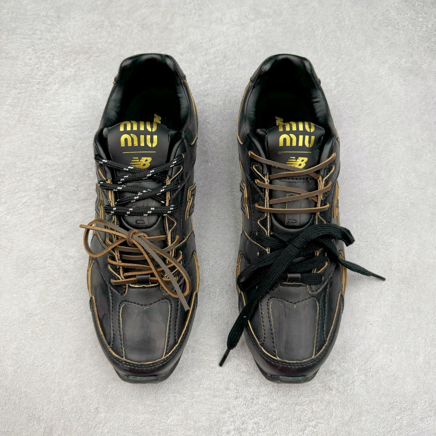 图片[2]-＃M3 MiuMiu x New Balance NB530 SL 缪缪联名系列低帮经典复古休闲运动慢跑鞋 近几年运动品牌与各大潮流品牌不断推出联名产品，在球鞋圈拥有极高的热度。此外，奢侈品牌和运动品牌联名也早已非新鲜事，继 Dior 和 Jordan Brand 以及 Prada 和 adidas 合作后。近日，Miu Miu与New Balance的合作基本已经成为定番，每年都会上新，而近期的最新联名也已经正式曝光，预计会在24年春夏面世！相比之前两次使用的574，这次Miu Miu带来了全新风格。采用了全新型号MR530进行设计，继续使用复古的旧化效果和去年就被带火的美拉德配色打造。Miu Miu作为千禧文化的重要推手，这次也是直接挑选了New Balance 2000年代时发布的健身跑鞋MR530。整体做旧效果非常明显，甚至有些二手鞋的感觉，多少是有点瘦巴黎世家影响了……配色方面将会推出米色和棕色两种颜色可供选择，整体覆盖了做旧麂皮，鞋舌和鞋垫和之前一致，有Miu Miu的Logo，同时搭配皮革和棉质双鞋带组成。尺码：36 37 37.5 38 38.5 39.5 40 40.5 41.5 42 42.5 43.5 44 44.5 45-选品中心