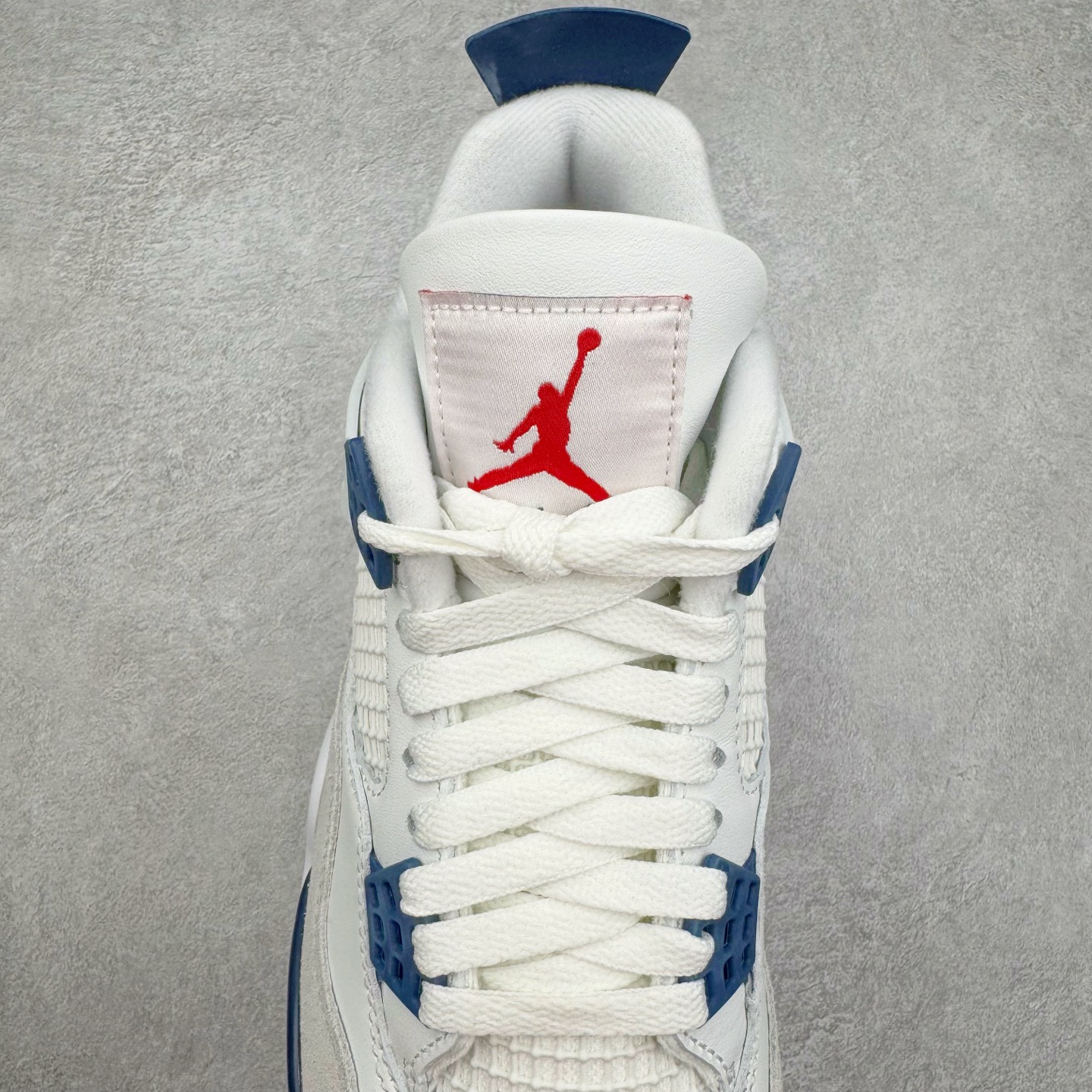 图片[5]-＃LN3 NK SB x Air Jordan AJ4 联名海军蓝 白蓝 DR5415-100 全新批次 重点区分市面 唯一正确细节 后跟饰片中心位置有合模线 超弹硅胶材质 内层不织布补强 补强为硅胶提供更强耐久性 避免断裂 圈内最强四代 独家外贸特供尺码含 45.5 49.5 50.5 耗时半年巨作 全套原纸板楦头开发 原厂特供皮料加持 确保原汁原味 完美呈现四代版型 一比一鞋头弧度高度鞋身弧度 数据细节工艺流程均保持原鞋一致 原厂TPU网格鞋带扣 正确内里网布 菱角分明不变形无多余毛边 柔软性质感一致于原鞋 市场唯一原厂鞋扣模具 背面可见隐藏注塑口 原厂织唛标 原厂飞人电绣工艺 尾指中部跳三针 独家绑鞋带手法 印刷中底布 四线拉帮 米色美纹纸贴合固定 进口港宝加持 后跟自然饱满 全鞋荧光划线卡点 追求极致完美 每一双都是工艺品 多重QC质检 超越公司货的品控标准 实实在在的免检产品 尺码：40 40.5 41 42 42.5 43 44 44.5 45 45.5 46 47.5 48.5 49.5 50.5-选品中心