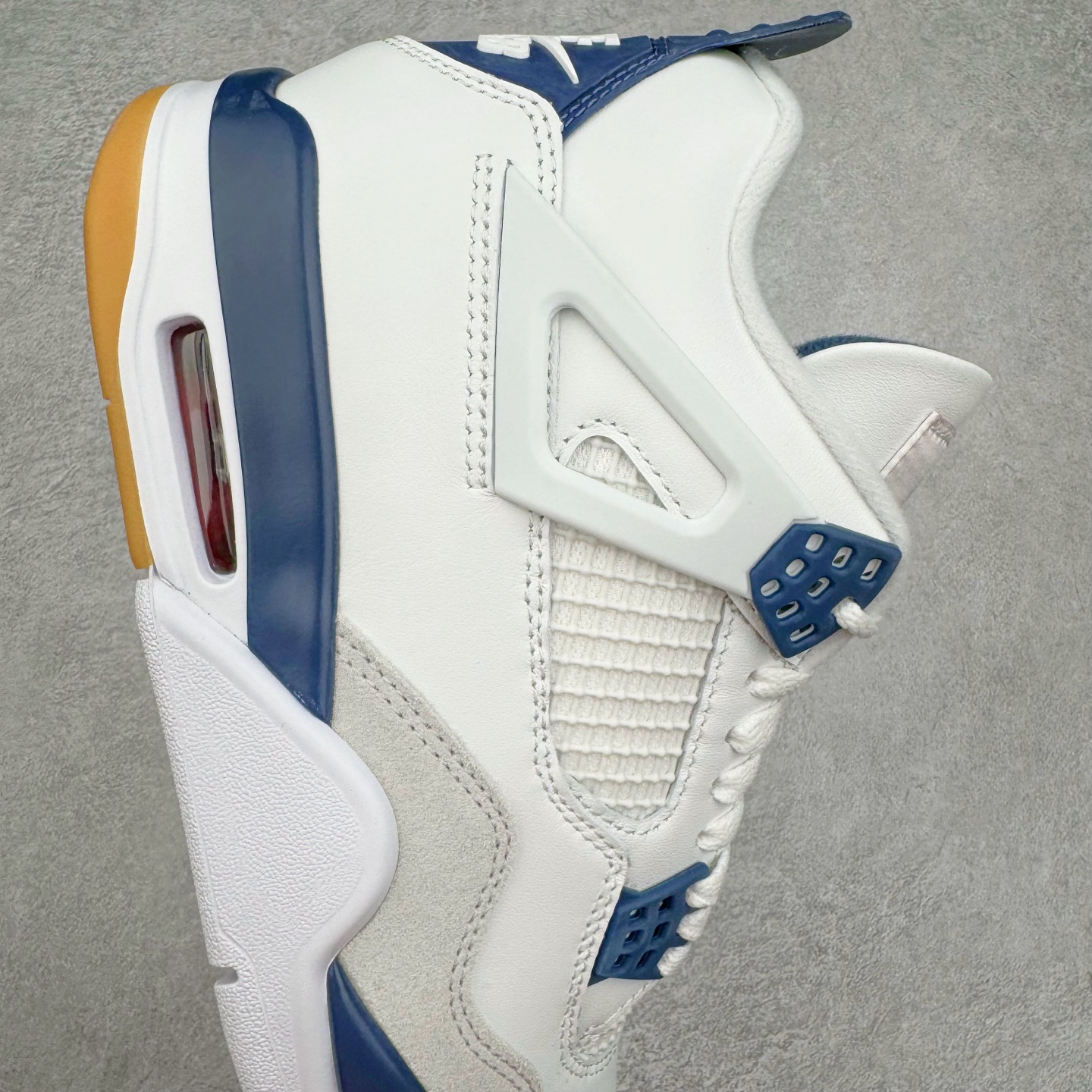 图片[6]-＃LN3 NK SB x Air Jordan AJ4 联名海军蓝 白蓝 DR5415-100 全新批次 重点区分市面 唯一正确细节 后跟饰片中心位置有合模线 超弹硅胶材质 内层不织布补强 补强为硅胶提供更强耐久性 避免断裂 圈内最强四代 独家外贸特供尺码含 45.5 49.5 50.5 耗时半年巨作 全套原纸板楦头开发 原厂特供皮料加持 确保原汁原味 完美呈现四代版型 一比一鞋头弧度高度鞋身弧度 数据细节工艺流程均保持原鞋一致 原厂TPU网格鞋带扣 正确内里网布 菱角分明不变形无多余毛边 柔软性质感一致于原鞋 市场唯一原厂鞋扣模具 背面可见隐藏注塑口 原厂织唛标 原厂飞人电绣工艺 尾指中部跳三针 独家绑鞋带手法 印刷中底布 四线拉帮 米色美纹纸贴合固定 进口港宝加持 后跟自然饱满 全鞋荧光划线卡点 追求极致完美 每一双都是工艺品 多重QC质检 超越公司货的品控标准 实实在在的免检产品 尺码：40 40.5 41 42 42.5 43 44 44.5 45 45.5 46 47.5 48.5 49.5 50.5-选品中心