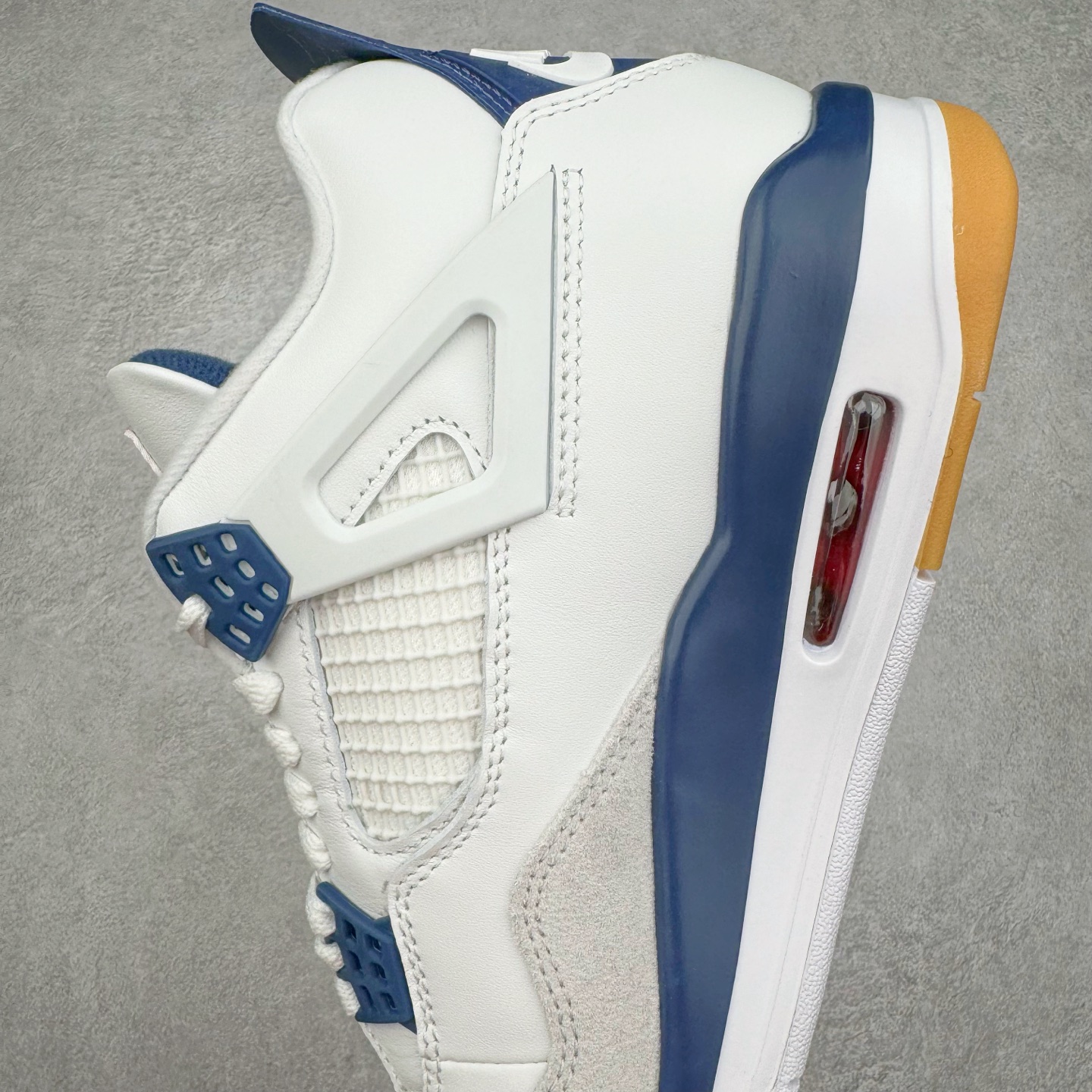 图片[7]-＃LN3 NK SB x Air Jordan AJ4 联名海军蓝 白蓝 DR5415-100 全新批次 重点区分市面 唯一正确细节 后跟饰片中心位置有合模线 超弹硅胶材质 内层不织布补强 补强为硅胶提供更强耐久性 避免断裂 圈内最强四代 独家外贸特供尺码含 45.5 49.5 50.5 耗时半年巨作 全套原纸板楦头开发 原厂特供皮料加持 确保原汁原味 完美呈现四代版型 一比一鞋头弧度高度鞋身弧度 数据细节工艺流程均保持原鞋一致 原厂TPU网格鞋带扣 正确内里网布 菱角分明不变形无多余毛边 柔软性质感一致于原鞋 市场唯一原厂鞋扣模具 背面可见隐藏注塑口 原厂织唛标 原厂飞人电绣工艺 尾指中部跳三针 独家绑鞋带手法 印刷中底布 四线拉帮 米色美纹纸贴合固定 进口港宝加持 后跟自然饱满 全鞋荧光划线卡点 追求极致完美 每一双都是工艺品 多重QC质检 超越公司货的品控标准 实实在在的免检产品 尺码：40 40.5 41 42 42.5 43 44 44.5 45 45.5 46 47.5 48.5 49.5 50.5-选品中心