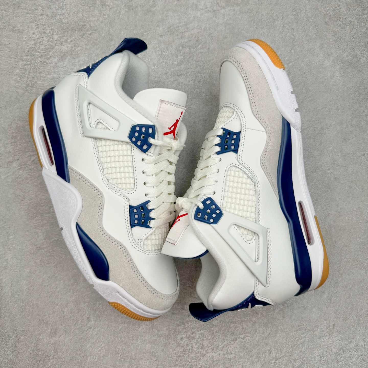 图片[3]-＃LN3 NK SB x Air Jordan AJ4 联名海军蓝 白蓝 DR5415-100 全新批次 重点区分市面 唯一正确细节 后跟饰片中心位置有合模线 超弹硅胶材质 内层不织布补强 补强为硅胶提供更强耐久性 避免断裂 圈内最强四代 独家外贸特供尺码含 45.5 49.5 50.5 耗时半年巨作 全套原纸板楦头开发 原厂特供皮料加持 确保原汁原味 完美呈现四代版型 一比一鞋头弧度高度鞋身弧度 数据细节工艺流程均保持原鞋一致 原厂TPU网格鞋带扣 正确内里网布 菱角分明不变形无多余毛边 柔软性质感一致于原鞋 市场唯一原厂鞋扣模具 背面可见隐藏注塑口 原厂织唛标 原厂飞人电绣工艺 尾指中部跳三针 独家绑鞋带手法 印刷中底布 四线拉帮 米色美纹纸贴合固定 进口港宝加持 后跟自然饱满 全鞋荧光划线卡点 追求极致完美 每一双都是工艺品 多重QC质检 超越公司货的品控标准 实实在在的免检产品 尺码：40 40.5 41 42 42.5 43 44 44.5 45 45.5 46 47.5 48.5 49.5 50.5-选品中心