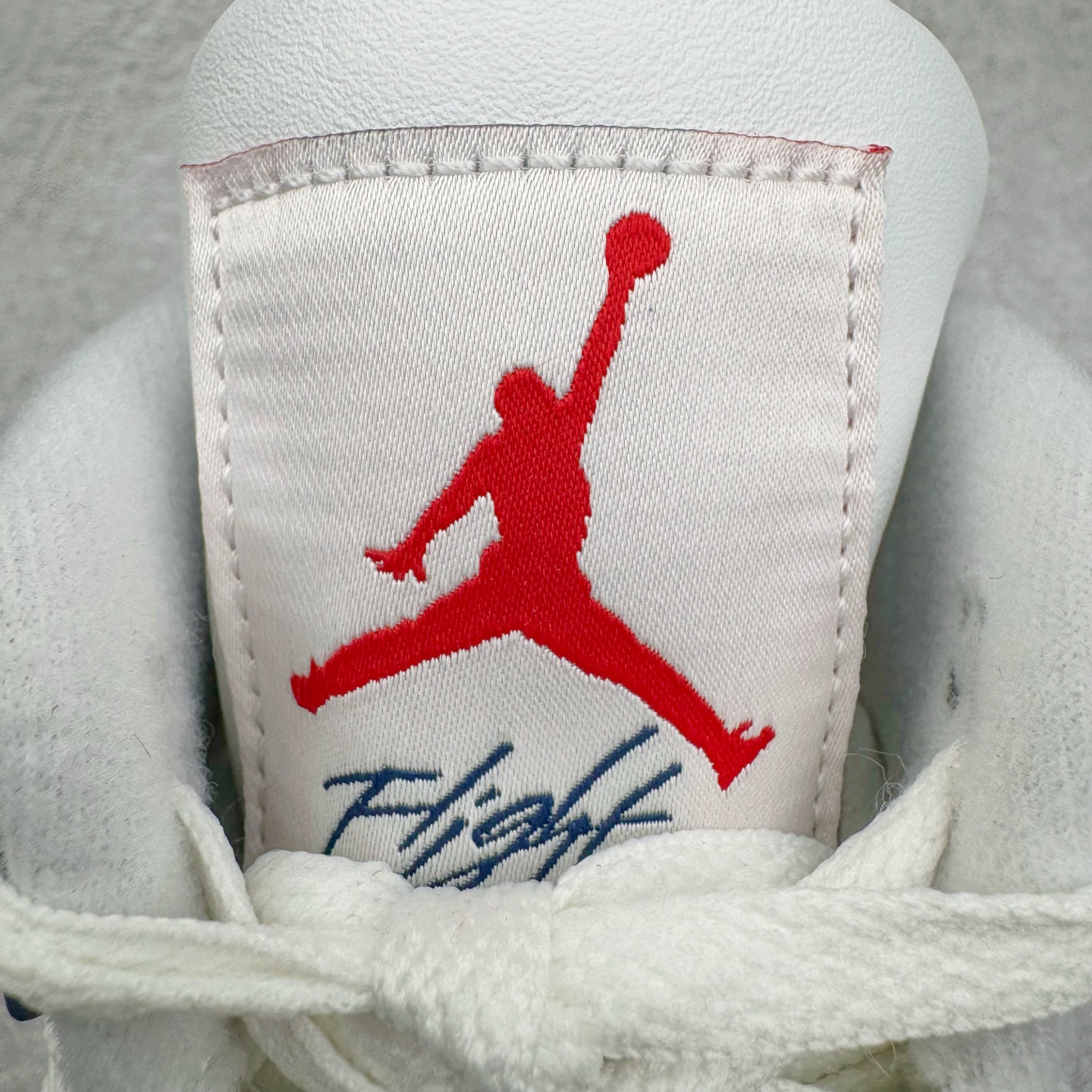 图片[10]-＃LN3 NK SB x Air Jordan AJ4 联名海军蓝 白蓝 DR5415-100 全新批次 重点区分市面 唯一正确细节 后跟饰片中心位置有合模线 超弹硅胶材质 内层不织布补强 补强为硅胶提供更强耐久性 避免断裂 圈内最强四代 独家外贸特供尺码含 45.5 49.5 50.5 耗时半年巨作 全套原纸板楦头开发 原厂特供皮料加持 确保原汁原味 完美呈现四代版型 一比一鞋头弧度高度鞋身弧度 数据细节工艺流程均保持原鞋一致 原厂TPU网格鞋带扣 正确内里网布 菱角分明不变形无多余毛边 柔软性质感一致于原鞋 市场唯一原厂鞋扣模具 背面可见隐藏注塑口 原厂织唛标 原厂飞人电绣工艺 尾指中部跳三针 独家绑鞋带手法 印刷中底布 四线拉帮 米色美纹纸贴合固定 进口港宝加持 后跟自然饱满 全鞋荧光划线卡点 追求极致完美 每一双都是工艺品 多重QC质检 超越公司货的品控标准 实实在在的免检产品 尺码：40 40.5 41 42 42.5 43 44 44.5 45 45.5 46 47.5 48.5 49.5 50.5-选品中心