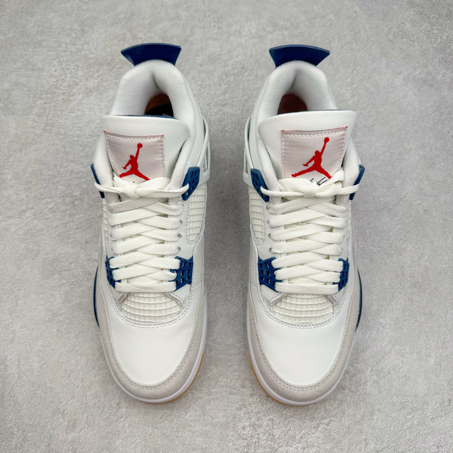 图片[2]-＃LN3 NK SB x Air Jordan AJ4 联名海军蓝 白蓝 DR5415-100 全新批次 重点区分市面 唯一正确细节 后跟饰片中心位置有合模线 超弹硅胶材质 内层不织布补强 补强为硅胶提供更强耐久性 避免断裂 圈内最强四代 独家外贸特供尺码含 45.5 49.5 50.5 耗时半年巨作 全套原纸板楦头开发 原厂特供皮料加持 确保原汁原味 完美呈现四代版型 一比一鞋头弧度高度鞋身弧度 数据细节工艺流程均保持原鞋一致 原厂TPU网格鞋带扣 正确内里网布 菱角分明不变形无多余毛边 柔软性质感一致于原鞋 市场唯一原厂鞋扣模具 背面可见隐藏注塑口 原厂织唛标 原厂飞人电绣工艺 尾指中部跳三针 独家绑鞋带手法 印刷中底布 四线拉帮 米色美纹纸贴合固定 进口港宝加持 后跟自然饱满 全鞋荧光划线卡点 追求极致完美 每一双都是工艺品 多重QC质检 超越公司货的品控标准 实实在在的免检产品 尺码：40 40.5 41 42 42.5 43 44 44.5 45 45.5 46 47.5 48.5 49.5 50.5-选品中心