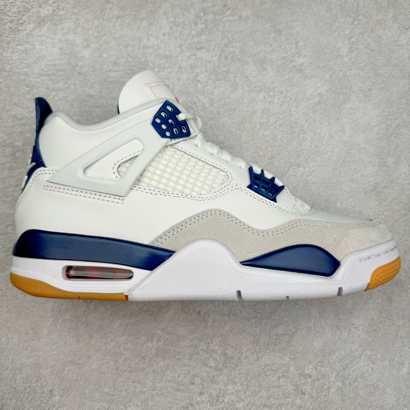 ＃LN3 NK SB x Air Jordan AJ4 联名海军蓝 白蓝 DR5415-100 全新批次 重点区分市面 唯一正确细节 后跟饰片中心位置有合模线 超弹硅胶材质 内层不织布补强 补强为硅胶提供更强耐久性 避免断裂 圈内最强四代 独家外贸特供尺码含 45.5 49.5 50.5 耗时半年巨作 全套原纸板楦头开发 原厂特供皮料加持 确保原汁原味 完美呈现四代版型 一比一鞋头弧度高度鞋身弧度 数据细节工艺流程均保持原鞋一致 原厂TPU网格鞋带扣 正确内里网布 菱角分明不变形无多余毛边 柔软性质感一致于原鞋 市场唯一原厂鞋扣模具 背面可见隐藏注塑口 原厂织唛标 原厂飞人电绣工艺 尾指中部跳三针 独家绑鞋带手法 印刷中底布 四线拉帮 米色美纹纸贴合固定 进口港宝加持 后跟自然饱满 全鞋荧光划线卡点 追求极致完美 每一双都是工艺品 多重QC质检 超越公司货的品控标准 实实在在的免检产品 尺码：40 40.5 41 42 42.5 43 44 44.5 45 45.5 46 47.5 48.5 49.5 50.5-选品中心