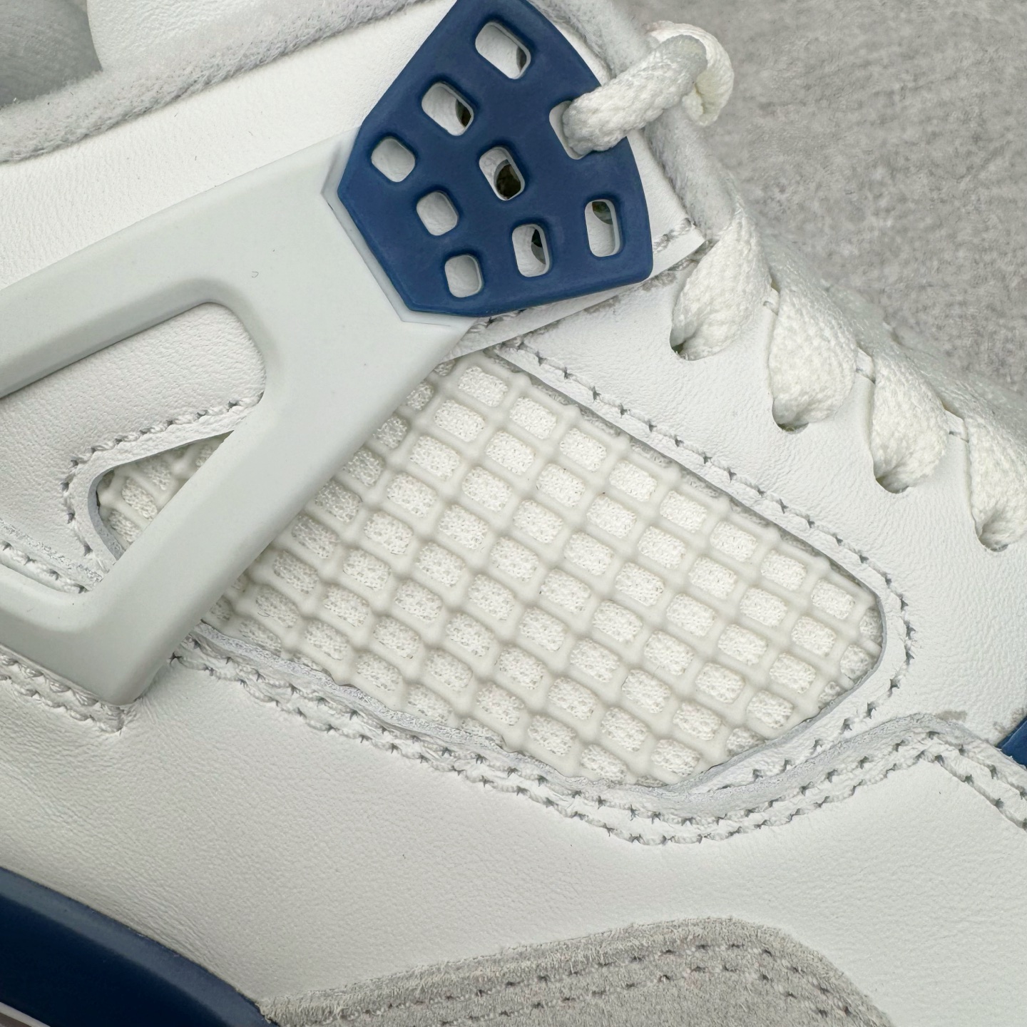 图片[12]-＃LN3 NK SB x Air Jordan AJ4 联名海军蓝 白蓝 DR5415-100 全新批次 重点区分市面 唯一正确细节 后跟饰片中心位置有合模线 超弹硅胶材质 内层不织布补强 补强为硅胶提供更强耐久性 避免断裂 圈内最强四代 独家外贸特供尺码含 45.5 49.5 50.5 耗时半年巨作 全套原纸板楦头开发 原厂特供皮料加持 确保原汁原味 完美呈现四代版型 一比一鞋头弧度高度鞋身弧度 数据细节工艺流程均保持原鞋一致 原厂TPU网格鞋带扣 正确内里网布 菱角分明不变形无多余毛边 柔软性质感一致于原鞋 市场唯一原厂鞋扣模具 背面可见隐藏注塑口 原厂织唛标 原厂飞人电绣工艺 尾指中部跳三针 独家绑鞋带手法 印刷中底布 四线拉帮 米色美纹纸贴合固定 进口港宝加持 后跟自然饱满 全鞋荧光划线卡点 追求极致完美 每一双都是工艺品 多重QC质检 超越公司货的品控标准 实实在在的免检产品 尺码：40 40.5 41 42 42.5 43 44 44.5 45 45.5 46 47.5 48.5 49.5 50.5-选品中心