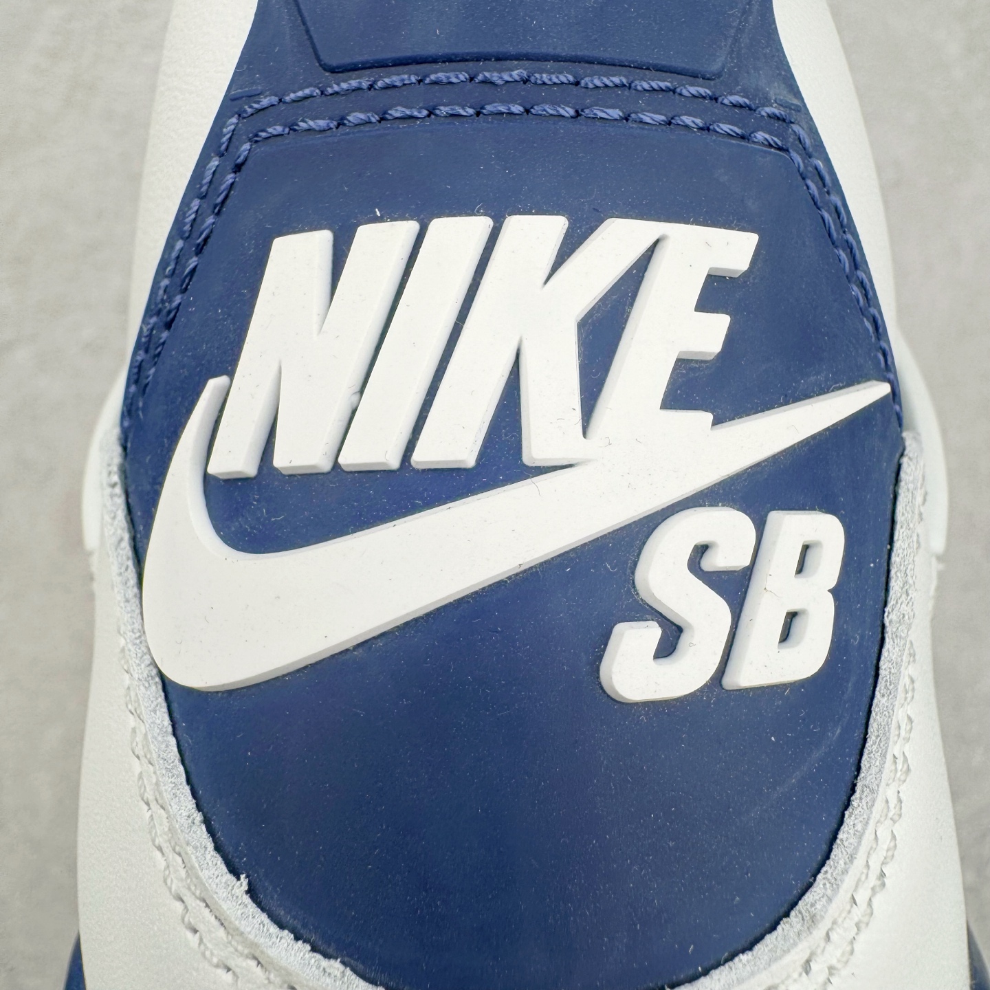 图片[16]-＃LN3 NK SB x Air Jordan AJ4 联名海军蓝 白蓝 DR5415-100 全新批次 重点区分市面 唯一正确细节 后跟饰片中心位置有合模线 超弹硅胶材质 内层不织布补强 补强为硅胶提供更强耐久性 避免断裂 圈内最强四代 独家外贸特供尺码含 45.5 49.5 50.5 耗时半年巨作 全套原纸板楦头开发 原厂特供皮料加持 确保原汁原味 完美呈现四代版型 一比一鞋头弧度高度鞋身弧度 数据细节工艺流程均保持原鞋一致 原厂TPU网格鞋带扣 正确内里网布 菱角分明不变形无多余毛边 柔软性质感一致于原鞋 市场唯一原厂鞋扣模具 背面可见隐藏注塑口 原厂织唛标 原厂飞人电绣工艺 尾指中部跳三针 独家绑鞋带手法 印刷中底布 四线拉帮 米色美纹纸贴合固定 进口港宝加持 后跟自然饱满 全鞋荧光划线卡点 追求极致完美 每一双都是工艺品 多重QC质检 超越公司货的品控标准 实实在在的免检产品 尺码：40 40.5 41 42 42.5 43 44 44.5 45 45.5 46 47.5 48.5 49.5 50.5-选品中心