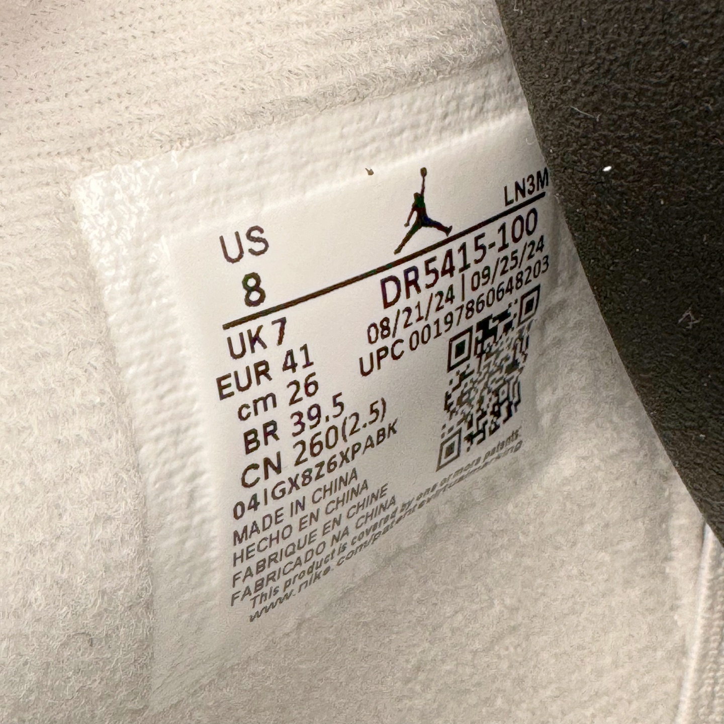 图片[17]-＃LN3 NK SB x Air Jordan AJ4 联名海军蓝 白蓝 DR5415-100 全新批次 重点区分市面 唯一正确细节 后跟饰片中心位置有合模线 超弹硅胶材质 内层不织布补强 补强为硅胶提供更强耐久性 避免断裂 圈内最强四代 独家外贸特供尺码含 45.5 49.5 50.5 耗时半年巨作 全套原纸板楦头开发 原厂特供皮料加持 确保原汁原味 完美呈现四代版型 一比一鞋头弧度高度鞋身弧度 数据细节工艺流程均保持原鞋一致 原厂TPU网格鞋带扣 正确内里网布 菱角分明不变形无多余毛边 柔软性质感一致于原鞋 市场唯一原厂鞋扣模具 背面可见隐藏注塑口 原厂织唛标 原厂飞人电绣工艺 尾指中部跳三针 独家绑鞋带手法 印刷中底布 四线拉帮 米色美纹纸贴合固定 进口港宝加持 后跟自然饱满 全鞋荧光划线卡点 追求极致完美 每一双都是工艺品 多重QC质检 超越公司货的品控标准 实实在在的免检产品 尺码：40 40.5 41 42 42.5 43 44 44.5 45 45.5 46 47.5 48.5 49.5 50.5-选品中心