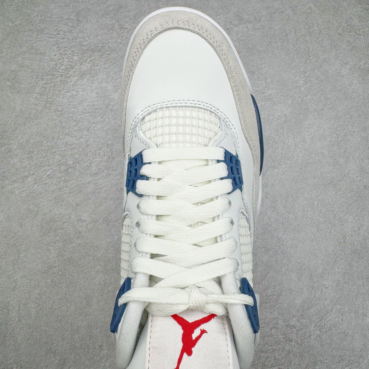 图片[4]-＃LN3 NK SB x Air Jordan AJ4 联名海军蓝 白蓝 DR5415-100 全新批次 重点区分市面 唯一正确细节 后跟饰片中心位置有合模线 超弹硅胶材质 内层不织布补强 补强为硅胶提供更强耐久性 避免断裂 圈内最强四代 独家外贸特供尺码含 45.5 49.5 50.5 耗时半年巨作 全套原纸板楦头开发 原厂特供皮料加持 确保原汁原味 完美呈现四代版型 一比一鞋头弧度高度鞋身弧度 数据细节工艺流程均保持原鞋一致 原厂TPU网格鞋带扣 正确内里网布 菱角分明不变形无多余毛边 柔软性质感一致于原鞋 市场唯一原厂鞋扣模具 背面可见隐藏注塑口 原厂织唛标 原厂飞人电绣工艺 尾指中部跳三针 独家绑鞋带手法 印刷中底布 四线拉帮 米色美纹纸贴合固定 进口港宝加持 后跟自然饱满 全鞋荧光划线卡点 追求极致完美 每一双都是工艺品 多重QC质检 超越公司货的品控标准 实实在在的免检产品 尺码：40 40.5 41 42 42.5 43 44 44.5 45 45.5 46 47.5 48.5 49.5 50.5-选品中心