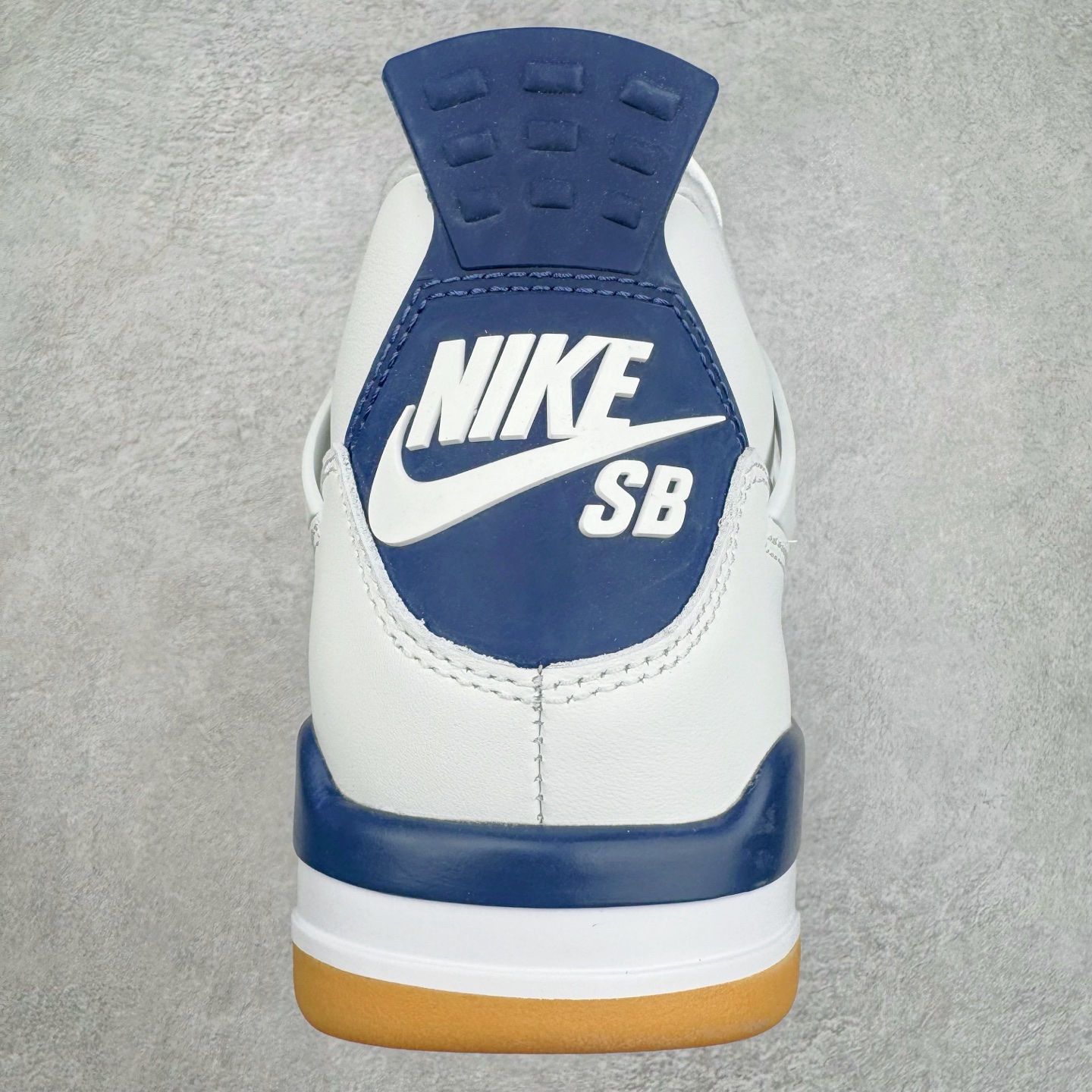 图片[8]-＃LN3 NK SB x Air Jordan AJ4 联名海军蓝 白蓝 DR5415-100 全新批次 重点区分市面 唯一正确细节 后跟饰片中心位置有合模线 超弹硅胶材质 内层不织布补强 补强为硅胶提供更强耐久性 避免断裂 圈内最强四代 独家外贸特供尺码含 45.5 49.5 50.5 耗时半年巨作 全套原纸板楦头开发 原厂特供皮料加持 确保原汁原味 完美呈现四代版型 一比一鞋头弧度高度鞋身弧度 数据细节工艺流程均保持原鞋一致 原厂TPU网格鞋带扣 正确内里网布 菱角分明不变形无多余毛边 柔软性质感一致于原鞋 市场唯一原厂鞋扣模具 背面可见隐藏注塑口 原厂织唛标 原厂飞人电绣工艺 尾指中部跳三针 独家绑鞋带手法 印刷中底布 四线拉帮 米色美纹纸贴合固定 进口港宝加持 后跟自然饱满 全鞋荧光划线卡点 追求极致完美 每一双都是工艺品 多重QC质检 超越公司货的品控标准 实实在在的免检产品 尺码：40 40.5 41 42 42.5 43 44 44.5 45 45.5 46 47.5 48.5 49.5 50.5-选品中心