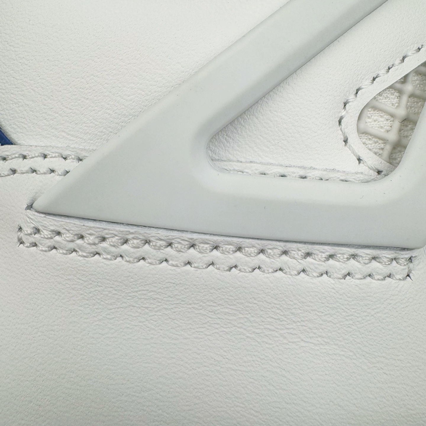 图片[13]-＃LN3 NK SB x Air Jordan AJ4 联名海军蓝 白蓝 DR5415-100 全新批次 重点区分市面 唯一正确细节 后跟饰片中心位置有合模线 超弹硅胶材质 内层不织布补强 补强为硅胶提供更强耐久性 避免断裂 圈内最强四代 独家外贸特供尺码含 45.5 49.5 50.5 耗时半年巨作 全套原纸板楦头开发 原厂特供皮料加持 确保原汁原味 完美呈现四代版型 一比一鞋头弧度高度鞋身弧度 数据细节工艺流程均保持原鞋一致 原厂TPU网格鞋带扣 正确内里网布 菱角分明不变形无多余毛边 柔软性质感一致于原鞋 市场唯一原厂鞋扣模具 背面可见隐藏注塑口 原厂织唛标 原厂飞人电绣工艺 尾指中部跳三针 独家绑鞋带手法 印刷中底布 四线拉帮 米色美纹纸贴合固定 进口港宝加持 后跟自然饱满 全鞋荧光划线卡点 追求极致完美 每一双都是工艺品 多重QC质检 超越公司货的品控标准 实实在在的免检产品 尺码：40 40.5 41 42 42.5 43 44 44.5 45 45.5 46 47.5 48.5 49.5 50.5-选品中心