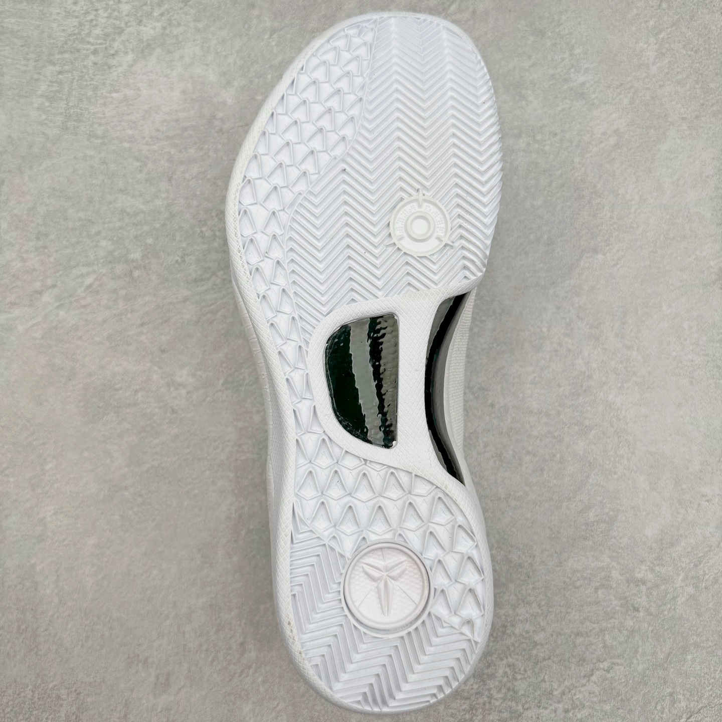 图片[9]-＃GX NK Zoom Kobe Ⅷ System 科比8代复刻实战运动低帮文化篮球鞋 纯白白龙 FJ9364-100 完美复刻公司货 React科技鞋垫加持 实战配置直接拉满 原楦纸板开发 鞋身流线型、后跟塑形 区分土肥圆 原厂针织鞋面一针一线匹配原版 全身鞋材卡料色独家定制 唯一万针立体刺绣SWOOSH 真实底模最大50.5 实战利器 专供海外市场 独立原厂模具 首批不拼图大几率过验 亲测已过 支持各种高强度实战 无需担心 补货周期极长 脚宽建议买大半码 科比系列前掌偏窄 支持七天无理由退换 尺码： 40 40.5 41 42 42.5 43 44 44.5 45 46 47.5 48.5 49.5 50.5-选品中心