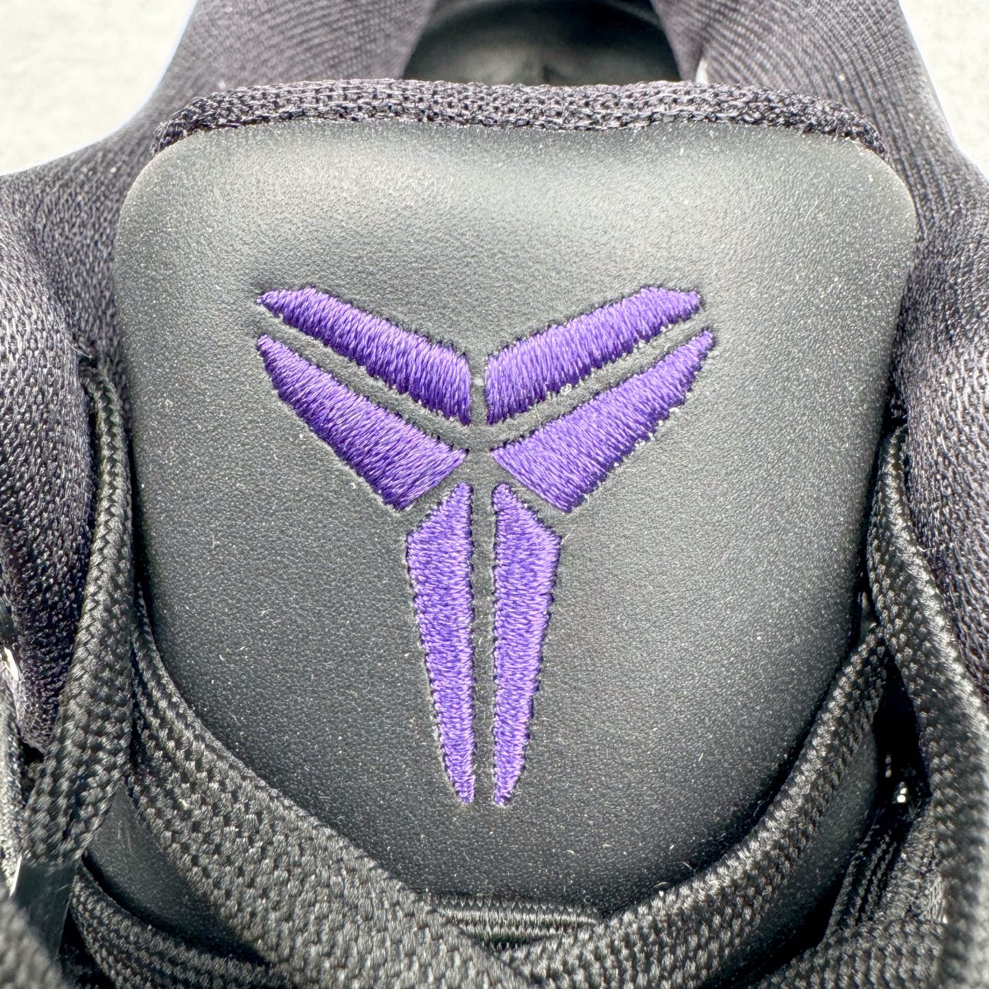 图片[14]-＃GX NK Zoom Kobe Ⅷ System 科比8代复刻实战运动低帮文化篮球鞋 黑紫黄 HF9550-001 完美复刻公司货 React科技鞋垫加持 实战配置直接拉满 原楦纸板开发 鞋身流线型、后跟塑形 区分土肥圆 原厂针织鞋面一针一线匹配原版 全身鞋材卡料色独家定制 唯一万针立体刺绣SWOOSH 真实底模最大50.5 实战利器 专供海外市场 独立原厂模具 首批不拼图大几率过验 亲测已过 支持各种高强度实战 无需担心 补货周期极长 脚宽建议买大半码 科比系列前掌偏窄 支持七天无理由退换 尺码： 40 40.5 41 42 42.5 43 44 44.5 45 46 47.5 48.5 49.5 50.5-选品中心