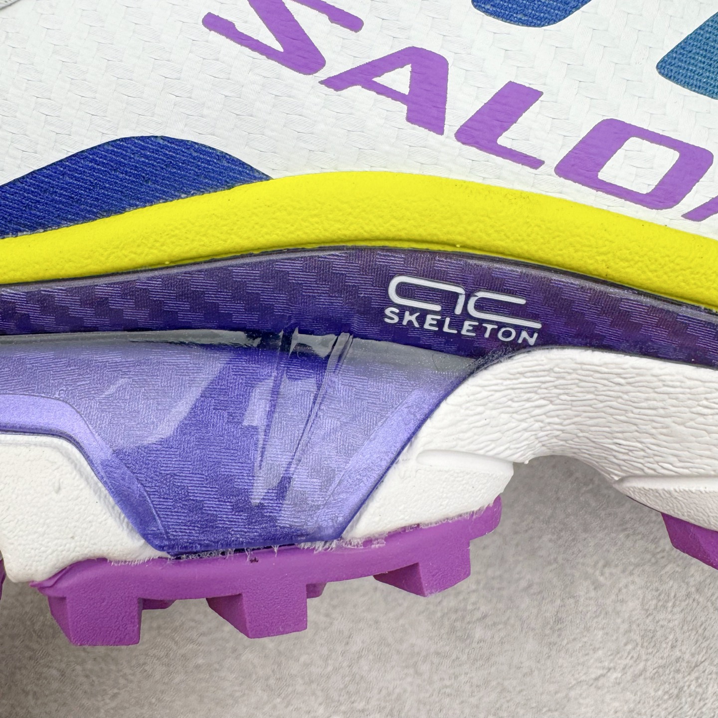 图片[16]-＃GX/绿X MM6 Maison Margiela x SALOMON XT-4 MULE 萨洛蒙联名系列低帮城市越野机能透气休闲运动鞋 鞋舌处附有迷你网眼袋收纳鞋绳以及下方的多色 Logo 标签 接着搭载奶油色 ACS 技术中底以及金色 TPU 塑料部件提升鞋款耐用性 中底与鞋面之间饰有海蓝色条状细节有效增添鞋款层次 最后应用黑色 Contragrip Chevron 外底完成鞋款设计 这次配色颇为高调 两款配色均以绚丽的渐变设计呈现 一款以粉紫渐变主打 另一款以黄绿渐变呈现 视觉效果相当吸睛 鞋面的使用玻璃纤维覆盖物加固 并通过细绳扣系带系统进行锁定 Salomon 的品牌logo 出现在脚后跟和前掌部位 中底虽然偏薄 但非常耐用 与模压塑料ACS 框架以及致密AC2 Muscle 鞋底单元结合 能够提供出色的支撑力和缓冲性 尺码：36 36.5 37.5 38 38.5 39 40 40.5 41 42 42.5 43 44 44.5 45 46.5-选品中心