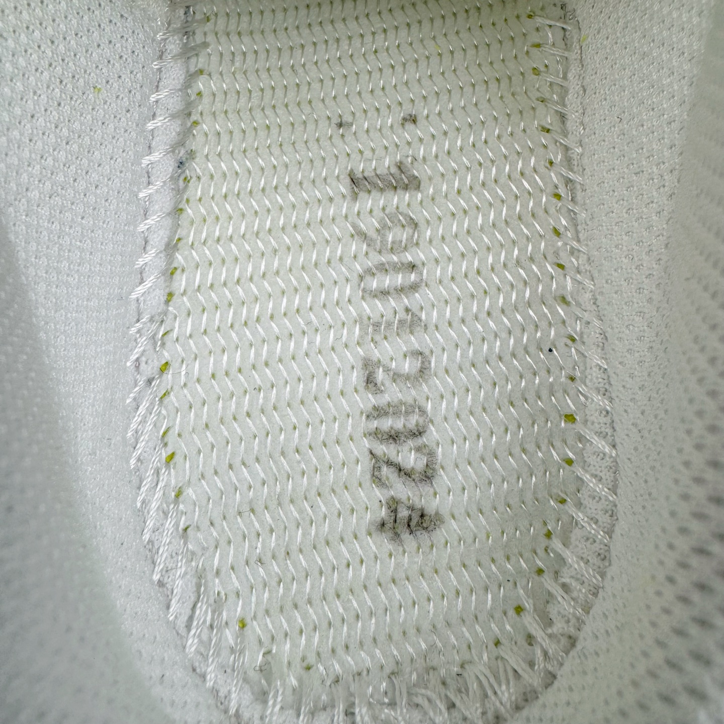 图片[10]-＃GX/绿X MM6 Maison Margiela x SALOMON XT-4 MULE 萨洛蒙联名系列低帮城市越野机能透气休闲运动鞋 鞋舌处附有迷你网眼袋收纳鞋绳以及下方的多色 Logo 标签 接着搭载奶油色 ACS 技术中底以及金色 TPU 塑料部件提升鞋款耐用性 中底与鞋面之间饰有海蓝色条状细节有效增添鞋款层次 最后应用黑色 Contragrip Chevron 外底完成鞋款设计 这次配色颇为高调 两款配色均以绚丽的渐变设计呈现 一款以粉紫渐变主打 另一款以黄绿渐变呈现 视觉效果相当吸睛 鞋面的使用玻璃纤维覆盖物加固 并通过细绳扣系带系统进行锁定 Salomon 的品牌logo 出现在脚后跟和前掌部位 中底虽然偏薄 但非常耐用 与模压塑料ACS 框架以及致密AC2 Muscle 鞋底单元结合 能够提供出色的支撑力和缓冲性 尺码：36 36.5 37.5 38 38.5 39 40 40.5 41 42 42.5 43 44 44.5 45 46.5-选品中心