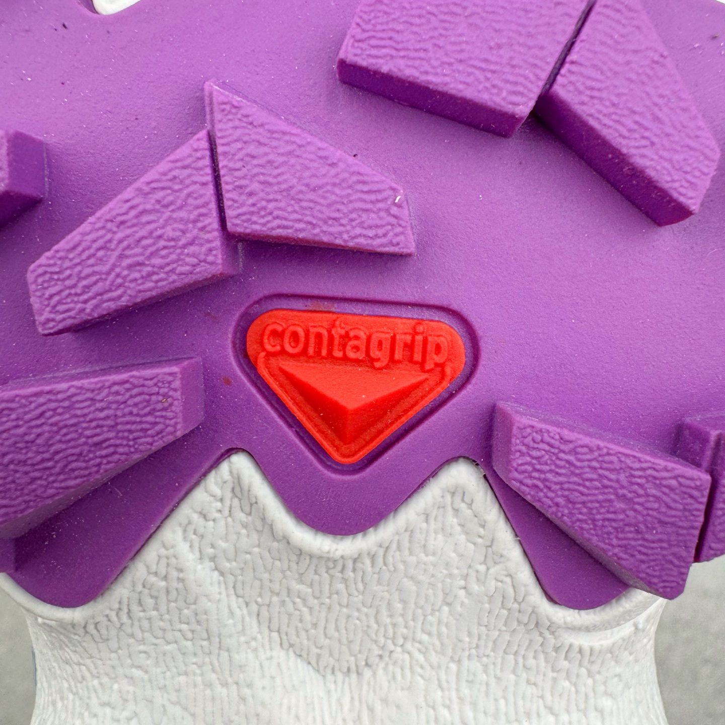 图片[18]-＃GX/绿X MM6 Maison Margiela x SALOMON XT-4 MULE 萨洛蒙联名系列低帮城市越野机能透气休闲运动鞋 鞋舌处附有迷你网眼袋收纳鞋绳以及下方的多色 Logo 标签 接着搭载奶油色 ACS 技术中底以及金色 TPU 塑料部件提升鞋款耐用性 中底与鞋面之间饰有海蓝色条状细节有效增添鞋款层次 最后应用黑色 Contragrip Chevron 外底完成鞋款设计 这次配色颇为高调 两款配色均以绚丽的渐变设计呈现 一款以粉紫渐变主打 另一款以黄绿渐变呈现 视觉效果相当吸睛 鞋面的使用玻璃纤维覆盖物加固 并通过细绳扣系带系统进行锁定 Salomon 的品牌logo 出现在脚后跟和前掌部位 中底虽然偏薄 但非常耐用 与模压塑料ACS 框架以及致密AC2 Muscle 鞋底单元结合 能够提供出色的支撑力和缓冲性 尺码：36 36.5 37.5 38 38.5 39 40 40.5 41 42 42.5 43 44 44.5 45 46.5-选品中心