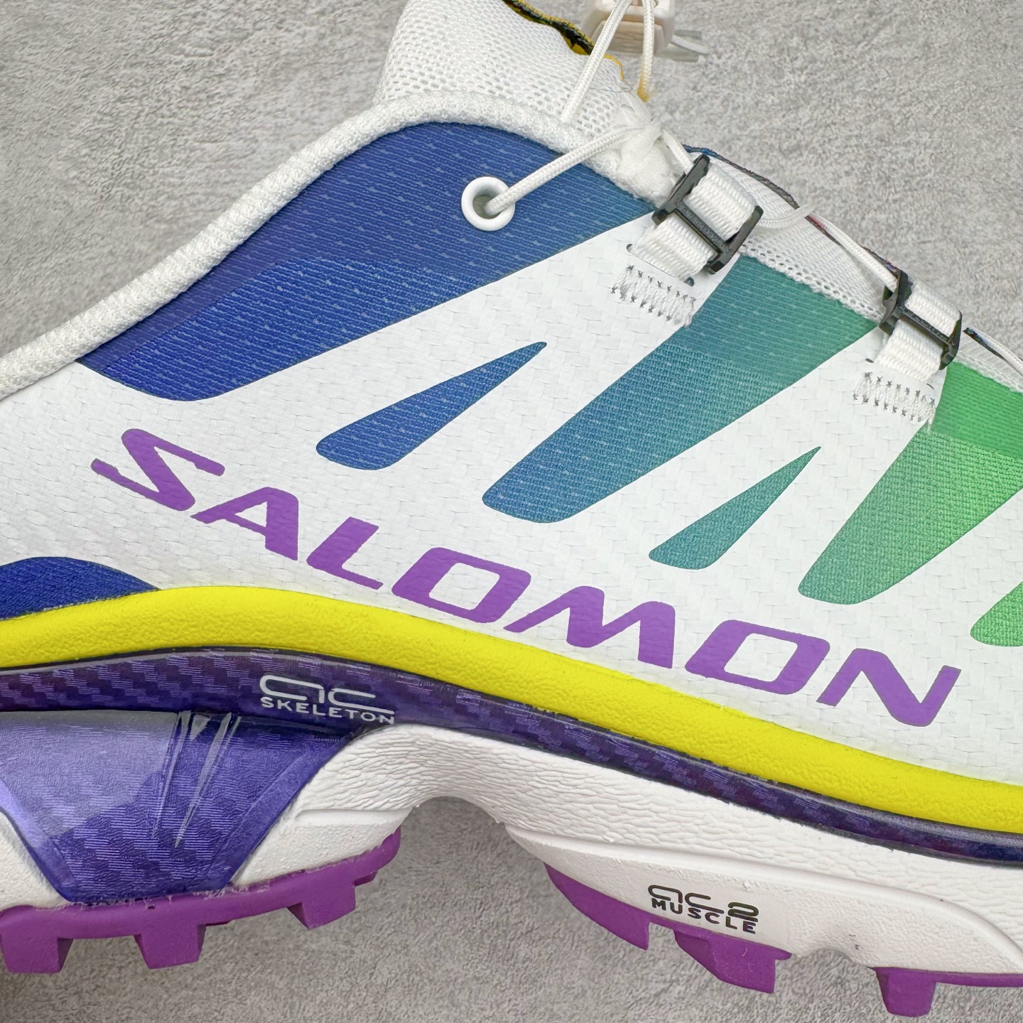图片[15]-＃GX/绿X MM6 Maison Margiela x SALOMON XT-4 MULE 萨洛蒙联名系列低帮城市越野机能透气休闲运动鞋 鞋舌处附有迷你网眼袋收纳鞋绳以及下方的多色 Logo 标签 接着搭载奶油色 ACS 技术中底以及金色 TPU 塑料部件提升鞋款耐用性 中底与鞋面之间饰有海蓝色条状细节有效增添鞋款层次 最后应用黑色 Contragrip Chevron 外底完成鞋款设计 这次配色颇为高调 两款配色均以绚丽的渐变设计呈现 一款以粉紫渐变主打 另一款以黄绿渐变呈现 视觉效果相当吸睛 鞋面的使用玻璃纤维覆盖物加固 并通过细绳扣系带系统进行锁定 Salomon 的品牌logo 出现在脚后跟和前掌部位 中底虽然偏薄 但非常耐用 与模压塑料ACS 框架以及致密AC2 Muscle 鞋底单元结合 能够提供出色的支撑力和缓冲性 尺码：36 36.5 37.5 38 38.5 39 40 40.5 41 42 42.5 43 44 44.5 45 46.5-选品中心
