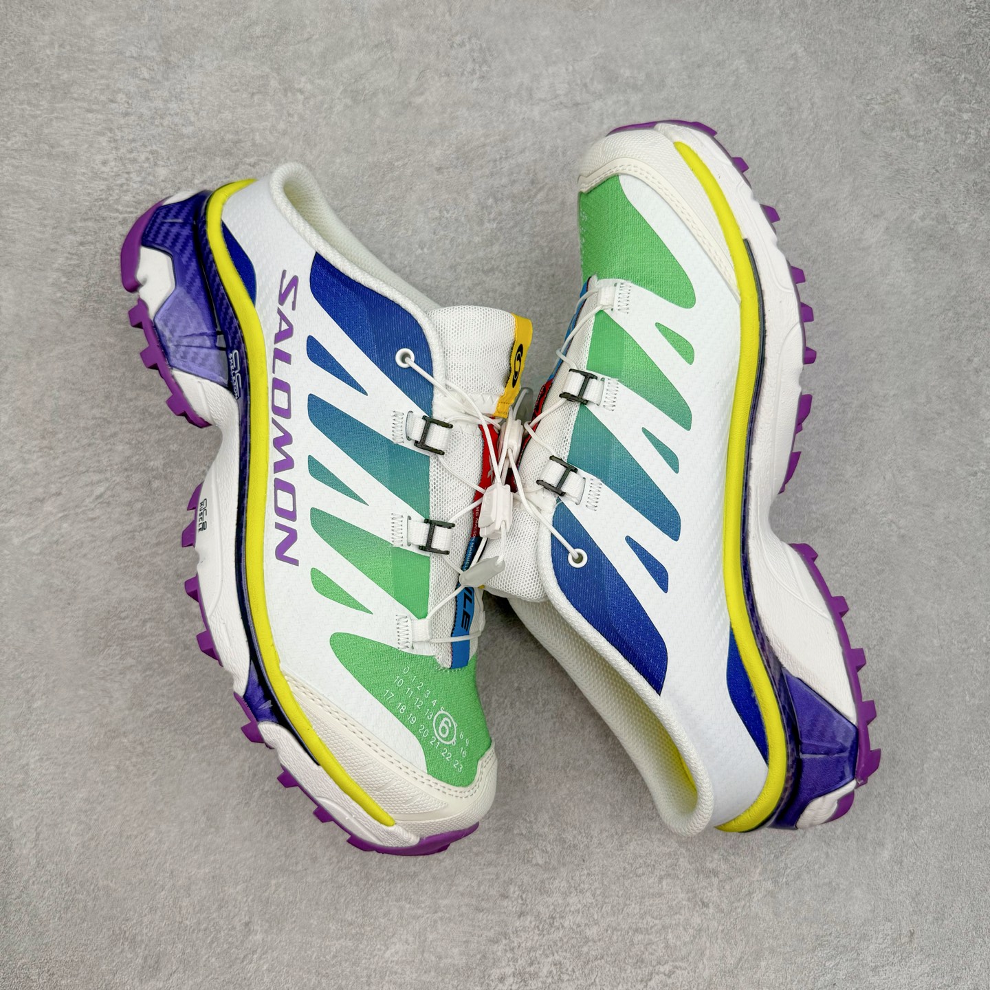 图片[3]-＃GX/绿X MM6 Maison Margiela x SALOMON XT-4 MULE 萨洛蒙联名系列低帮城市越野机能透气休闲运动鞋 鞋舌处附有迷你网眼袋收纳鞋绳以及下方的多色 Logo 标签 接着搭载奶油色 ACS 技术中底以及金色 TPU 塑料部件提升鞋款耐用性 中底与鞋面之间饰有海蓝色条状细节有效增添鞋款层次 最后应用黑色 Contragrip Chevron 外底完成鞋款设计 这次配色颇为高调 两款配色均以绚丽的渐变设计呈现 一款以粉紫渐变主打 另一款以黄绿渐变呈现 视觉效果相当吸睛 鞋面的使用玻璃纤维覆盖物加固 并通过细绳扣系带系统进行锁定 Salomon 的品牌logo 出现在脚后跟和前掌部位 中底虽然偏薄 但非常耐用 与模压塑料ACS 框架以及致密AC2 Muscle 鞋底单元结合 能够提供出色的支撑力和缓冲性 尺码：36 36.5 37.5 38 38.5 39 40 40.5 41 42 42.5 43 44 44.5 45 46.5-选品中心