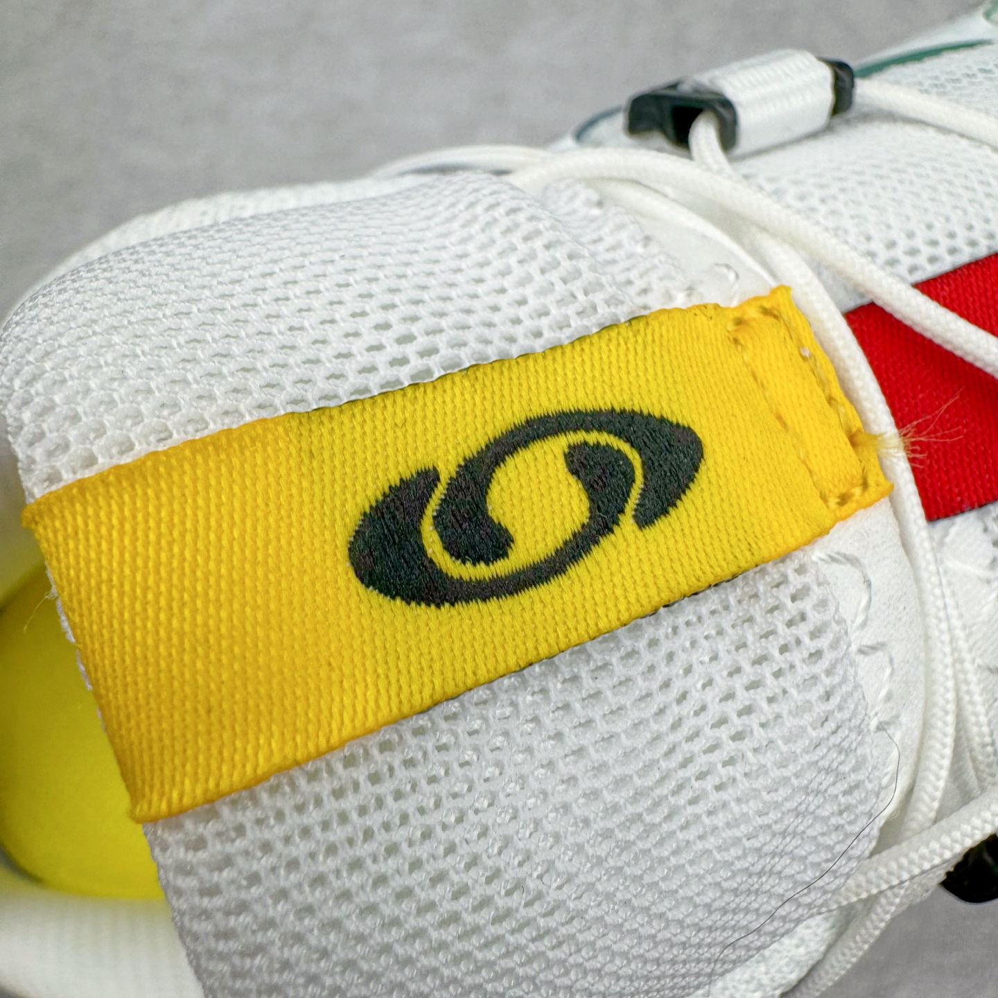 图片[12]-＃GX/绿X MM6 Maison Margiela x SALOMON XT-4 MULE 萨洛蒙联名系列低帮城市越野机能透气休闲运动鞋 鞋舌处附有迷你网眼袋收纳鞋绳以及下方的多色 Logo 标签 接着搭载奶油色 ACS 技术中底以及金色 TPU 塑料部件提升鞋款耐用性 中底与鞋面之间饰有海蓝色条状细节有效增添鞋款层次 最后应用黑色 Contragrip Chevron 外底完成鞋款设计 这次配色颇为高调 两款配色均以绚丽的渐变设计呈现 一款以粉紫渐变主打 另一款以黄绿渐变呈现 视觉效果相当吸睛 鞋面的使用玻璃纤维覆盖物加固 并通过细绳扣系带系统进行锁定 Salomon 的品牌logo 出现在脚后跟和前掌部位 中底虽然偏薄 但非常耐用 与模压塑料ACS 框架以及致密AC2 Muscle 鞋底单元结合 能够提供出色的支撑力和缓冲性 尺码：36 36.5 37.5 38 38.5 39 40 40.5 41 42 42.5 43 44 44.5 45 46.5-选品中心