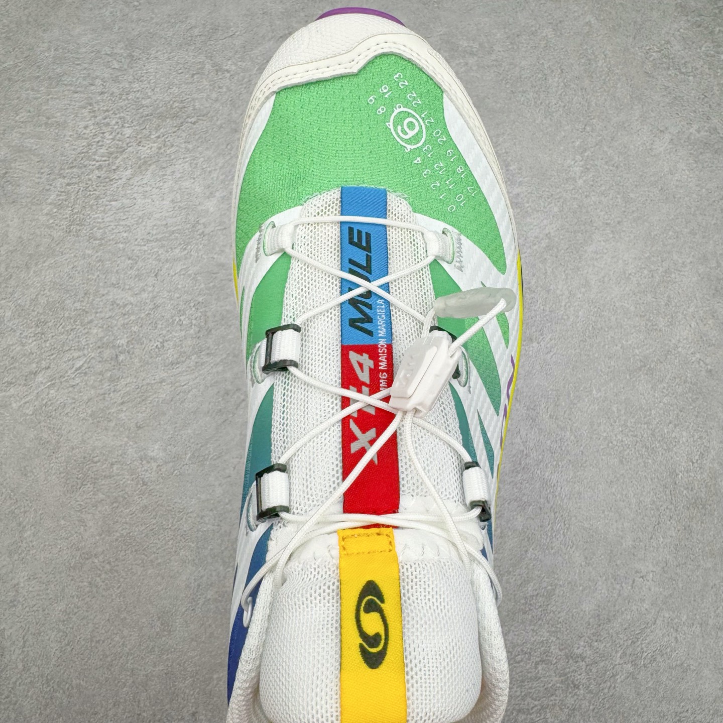 图片[4]-＃GX/绿X MM6 Maison Margiela x SALOMON XT-4 MULE 萨洛蒙联名系列低帮城市越野机能透气休闲运动鞋 鞋舌处附有迷你网眼袋收纳鞋绳以及下方的多色 Logo 标签 接着搭载奶油色 ACS 技术中底以及金色 TPU 塑料部件提升鞋款耐用性 中底与鞋面之间饰有海蓝色条状细节有效增添鞋款层次 最后应用黑色 Contragrip Chevron 外底完成鞋款设计 这次配色颇为高调 两款配色均以绚丽的渐变设计呈现 一款以粉紫渐变主打 另一款以黄绿渐变呈现 视觉效果相当吸睛 鞋面的使用玻璃纤维覆盖物加固 并通过细绳扣系带系统进行锁定 Salomon 的品牌logo 出现在脚后跟和前掌部位 中底虽然偏薄 但非常耐用 与模压塑料ACS 框架以及致密AC2 Muscle 鞋底单元结合 能够提供出色的支撑力和缓冲性 尺码：36 36.5 37.5 38 38.5 39 40 40.5 41 42 42.5 43 44 44.5 45 46.5-选品中心