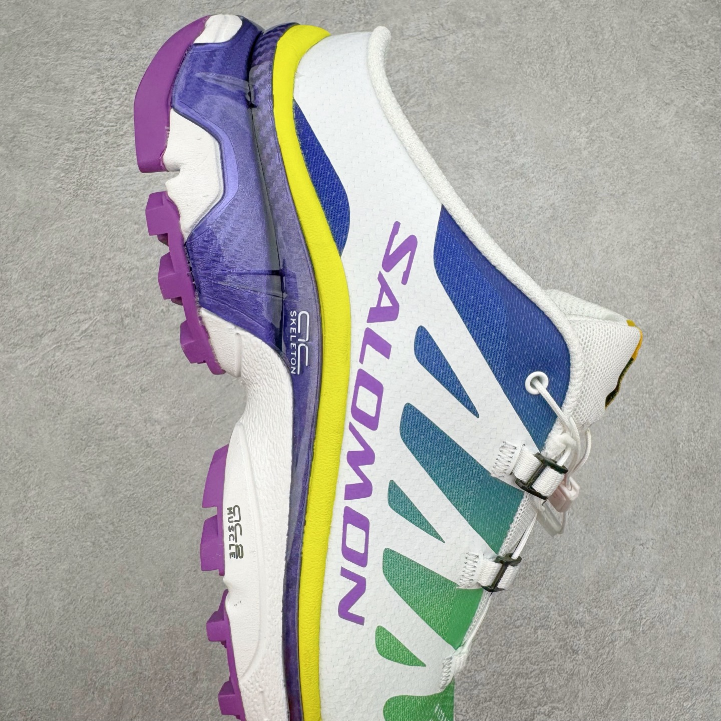 图片[6]-＃GX/绿X MM6 Maison Margiela x SALOMON XT-4 MULE 萨洛蒙联名系列低帮城市越野机能透气休闲运动鞋 鞋舌处附有迷你网眼袋收纳鞋绳以及下方的多色 Logo 标签 接着搭载奶油色 ACS 技术中底以及金色 TPU 塑料部件提升鞋款耐用性 中底与鞋面之间饰有海蓝色条状细节有效增添鞋款层次 最后应用黑色 Contragrip Chevron 外底完成鞋款设计 这次配色颇为高调 两款配色均以绚丽的渐变设计呈现 一款以粉紫渐变主打 另一款以黄绿渐变呈现 视觉效果相当吸睛 鞋面的使用玻璃纤维覆盖物加固 并通过细绳扣系带系统进行锁定 Salomon 的品牌logo 出现在脚后跟和前掌部位 中底虽然偏薄 但非常耐用 与模压塑料ACS 框架以及致密AC2 Muscle 鞋底单元结合 能够提供出色的支撑力和缓冲性 尺码：36 36.5 37.5 38 38.5 39 40 40.5 41 42 42.5 43 44 44.5 45 46.5-选品中心