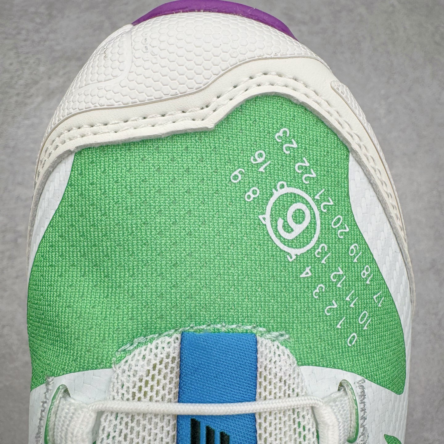 图片[14]-＃GX/绿X MM6 Maison Margiela x SALOMON XT-4 MULE 萨洛蒙联名系列低帮城市越野机能透气休闲运动鞋 鞋舌处附有迷你网眼袋收纳鞋绳以及下方的多色 Logo 标签 接着搭载奶油色 ACS 技术中底以及金色 TPU 塑料部件提升鞋款耐用性 中底与鞋面之间饰有海蓝色条状细节有效增添鞋款层次 最后应用黑色 Contragrip Chevron 外底完成鞋款设计 这次配色颇为高调 两款配色均以绚丽的渐变设计呈现 一款以粉紫渐变主打 另一款以黄绿渐变呈现 视觉效果相当吸睛 鞋面的使用玻璃纤维覆盖物加固 并通过细绳扣系带系统进行锁定 Salomon 的品牌logo 出现在脚后跟和前掌部位 中底虽然偏薄 但非常耐用 与模压塑料ACS 框架以及致密AC2 Muscle 鞋底单元结合 能够提供出色的支撑力和缓冲性 尺码：36 36.5 37.5 38 38.5 39 40 40.5 41 42 42.5 43 44 44.5 45 46.5-选品中心