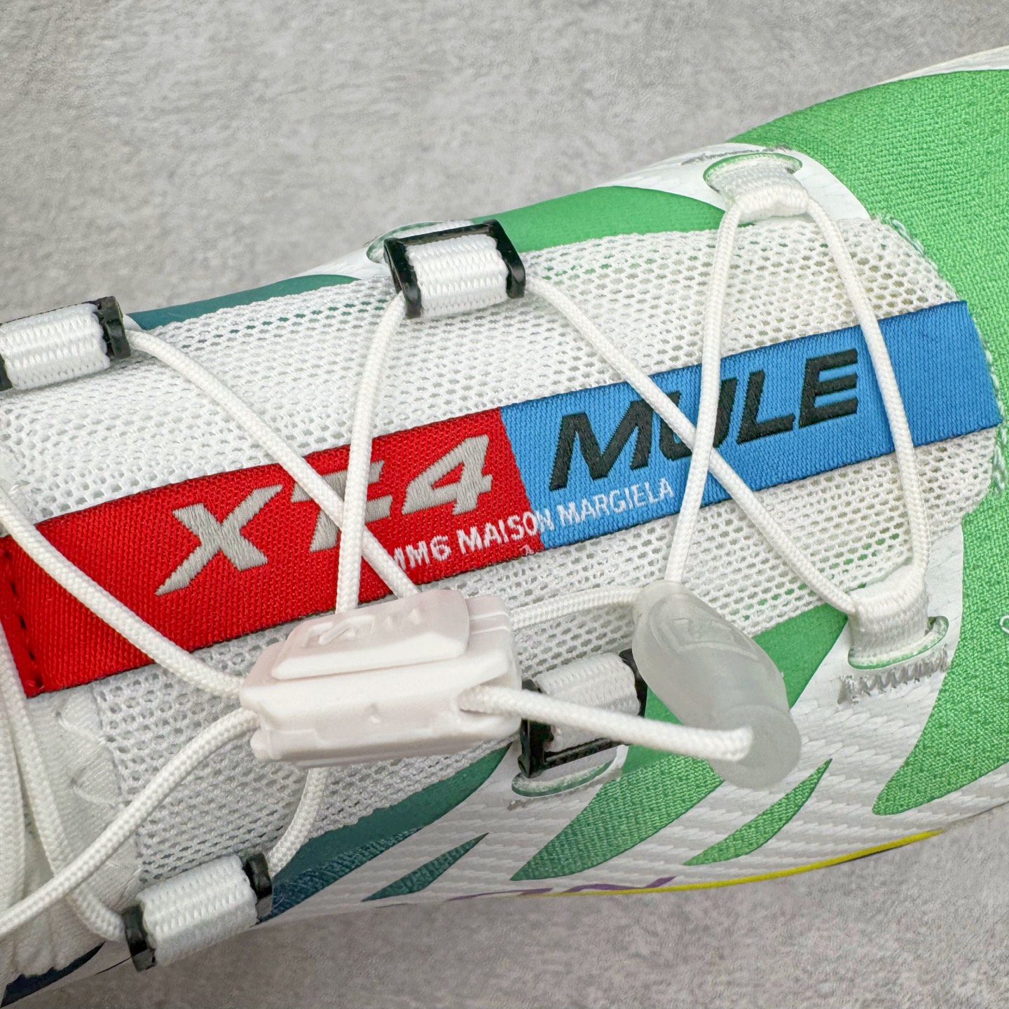 图片[13]-＃GX/绿X MM6 Maison Margiela x SALOMON XT-4 MULE 萨洛蒙联名系列低帮城市越野机能透气休闲运动鞋 鞋舌处附有迷你网眼袋收纳鞋绳以及下方的多色 Logo 标签 接着搭载奶油色 ACS 技术中底以及金色 TPU 塑料部件提升鞋款耐用性 中底与鞋面之间饰有海蓝色条状细节有效增添鞋款层次 最后应用黑色 Contragrip Chevron 外底完成鞋款设计 这次配色颇为高调 两款配色均以绚丽的渐变设计呈现 一款以粉紫渐变主打 另一款以黄绿渐变呈现 视觉效果相当吸睛 鞋面的使用玻璃纤维覆盖物加固 并通过细绳扣系带系统进行锁定 Salomon 的品牌logo 出现在脚后跟和前掌部位 中底虽然偏薄 但非常耐用 与模压塑料ACS 框架以及致密AC2 Muscle 鞋底单元结合 能够提供出色的支撑力和缓冲性 尺码：36 36.5 37.5 38 38.5 39 40 40.5 41 42 42.5 43 44 44.5 45 46.5-选品中心