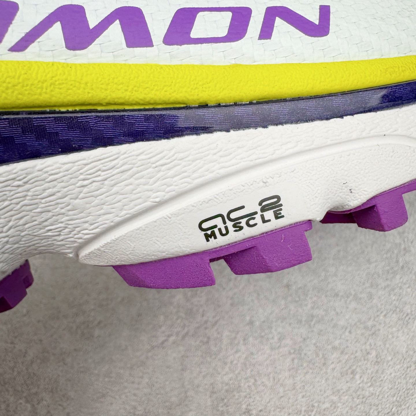 图片[17]-＃GX/绿X MM6 Maison Margiela x SALOMON XT-4 MULE 萨洛蒙联名系列低帮城市越野机能透气休闲运动鞋 鞋舌处附有迷你网眼袋收纳鞋绳以及下方的多色 Logo 标签 接着搭载奶油色 ACS 技术中底以及金色 TPU 塑料部件提升鞋款耐用性 中底与鞋面之间饰有海蓝色条状细节有效增添鞋款层次 最后应用黑色 Contragrip Chevron 外底完成鞋款设计 这次配色颇为高调 两款配色均以绚丽的渐变设计呈现 一款以粉紫渐变主打 另一款以黄绿渐变呈现 视觉效果相当吸睛 鞋面的使用玻璃纤维覆盖物加固 并通过细绳扣系带系统进行锁定 Salomon 的品牌logo 出现在脚后跟和前掌部位 中底虽然偏薄 但非常耐用 与模压塑料ACS 框架以及致密AC2 Muscle 鞋底单元结合 能够提供出色的支撑力和缓冲性 尺码：36 36.5 37.5 38 38.5 39 40 40.5 41 42 42.5 43 44 44.5 45 46.5-选品中心