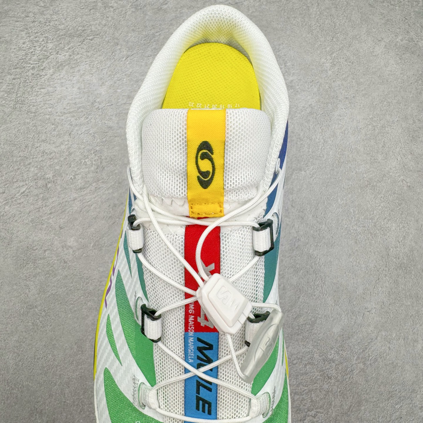 图片[5]-＃GX/绿X MM6 Maison Margiela x SALOMON XT-4 MULE 萨洛蒙联名系列低帮城市越野机能透气休闲运动鞋 鞋舌处附有迷你网眼袋收纳鞋绳以及下方的多色 Logo 标签 接着搭载奶油色 ACS 技术中底以及金色 TPU 塑料部件提升鞋款耐用性 中底与鞋面之间饰有海蓝色条状细节有效增添鞋款层次 最后应用黑色 Contragrip Chevron 外底完成鞋款设计 这次配色颇为高调 两款配色均以绚丽的渐变设计呈现 一款以粉紫渐变主打 另一款以黄绿渐变呈现 视觉效果相当吸睛 鞋面的使用玻璃纤维覆盖物加固 并通过细绳扣系带系统进行锁定 Salomon 的品牌logo 出现在脚后跟和前掌部位 中底虽然偏薄 但非常耐用 与模压塑料ACS 框架以及致密AC2 Muscle 鞋底单元结合 能够提供出色的支撑力和缓冲性 尺码：36 36.5 37.5 38 38.5 39 40 40.5 41 42 42.5 43 44 44.5 45 46.5-选品中心