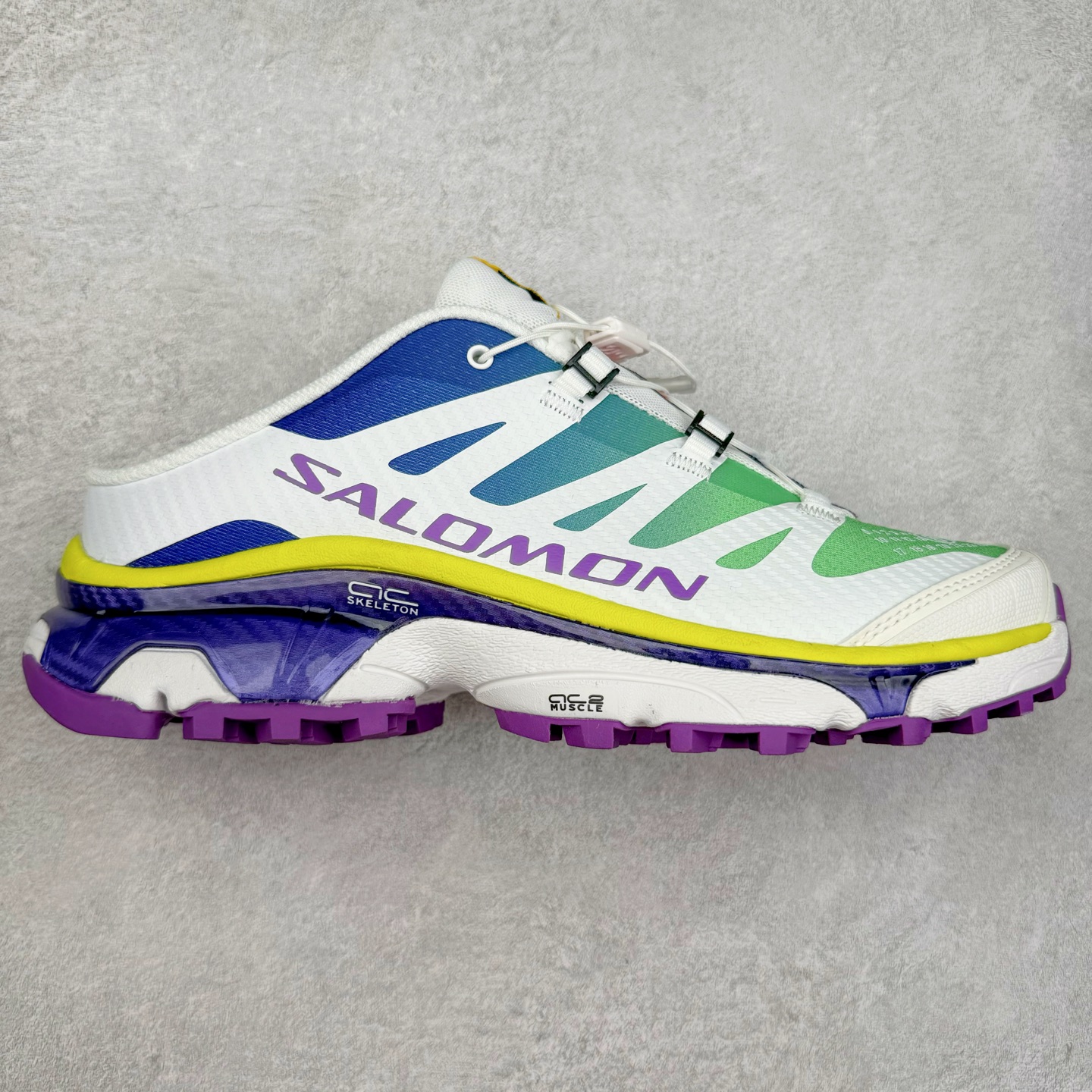 ＃GX/绿X MM6 Maison Margiela x SALOMON XT-4 MULE 萨洛蒙联名系列低帮城市越野机能透气休闲运动鞋 鞋舌处附有迷你网眼袋收纳鞋绳以及下方的多色 Logo 标签 接着搭载奶油色 ACS 技术中底以及金色 TPU 塑料部件提升鞋款耐用性 中底与鞋面之间饰有海蓝色条状细节有效增添鞋款层次 最后应用黑色 Contragrip Chevron 外底完成鞋款设计 这次配色颇为高调 两款配色均以绚丽的渐变设计呈现 一款以粉紫渐变主打 另一款以黄绿渐变呈现 视觉效果相当吸睛 鞋面的使用玻璃纤维覆盖物加固 并通过细绳扣系带系统进行锁定 Salomon 的品牌logo 出现在脚后跟和前掌部位 中底虽然偏薄 但非常耐用 与模压塑料ACS 框架以及致密AC2 Muscle 鞋底单元结合 能够提供出色的支撑力和缓冲性 尺码：36 36.5 37.5 38 38.5 39 40 40.5 41 42 42.5 43 44 44.5 45 46.5-选品中心