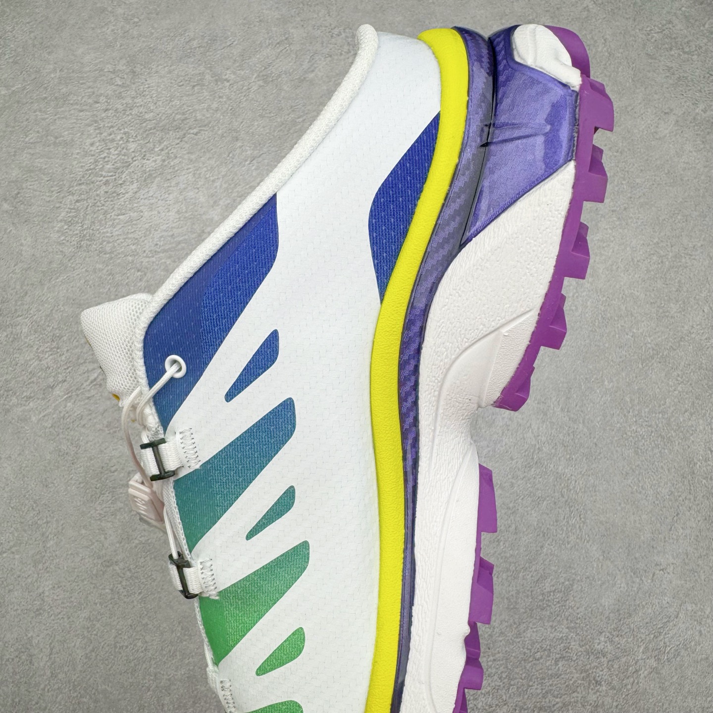 图片[7]-＃GX/绿X MM6 Maison Margiela x SALOMON XT-4 MULE 萨洛蒙联名系列低帮城市越野机能透气休闲运动鞋 鞋舌处附有迷你网眼袋收纳鞋绳以及下方的多色 Logo 标签 接着搭载奶油色 ACS 技术中底以及金色 TPU 塑料部件提升鞋款耐用性 中底与鞋面之间饰有海蓝色条状细节有效增添鞋款层次 最后应用黑色 Contragrip Chevron 外底完成鞋款设计 这次配色颇为高调 两款配色均以绚丽的渐变设计呈现 一款以粉紫渐变主打 另一款以黄绿渐变呈现 视觉效果相当吸睛 鞋面的使用玻璃纤维覆盖物加固 并通过细绳扣系带系统进行锁定 Salomon 的品牌logo 出现在脚后跟和前掌部位 中底虽然偏薄 但非常耐用 与模压塑料ACS 框架以及致密AC2 Muscle 鞋底单元结合 能够提供出色的支撑力和缓冲性 尺码：36 36.5 37.5 38 38.5 39 40 40.5 41 42 42.5 43 44 44.5 45 46.5-选品中心