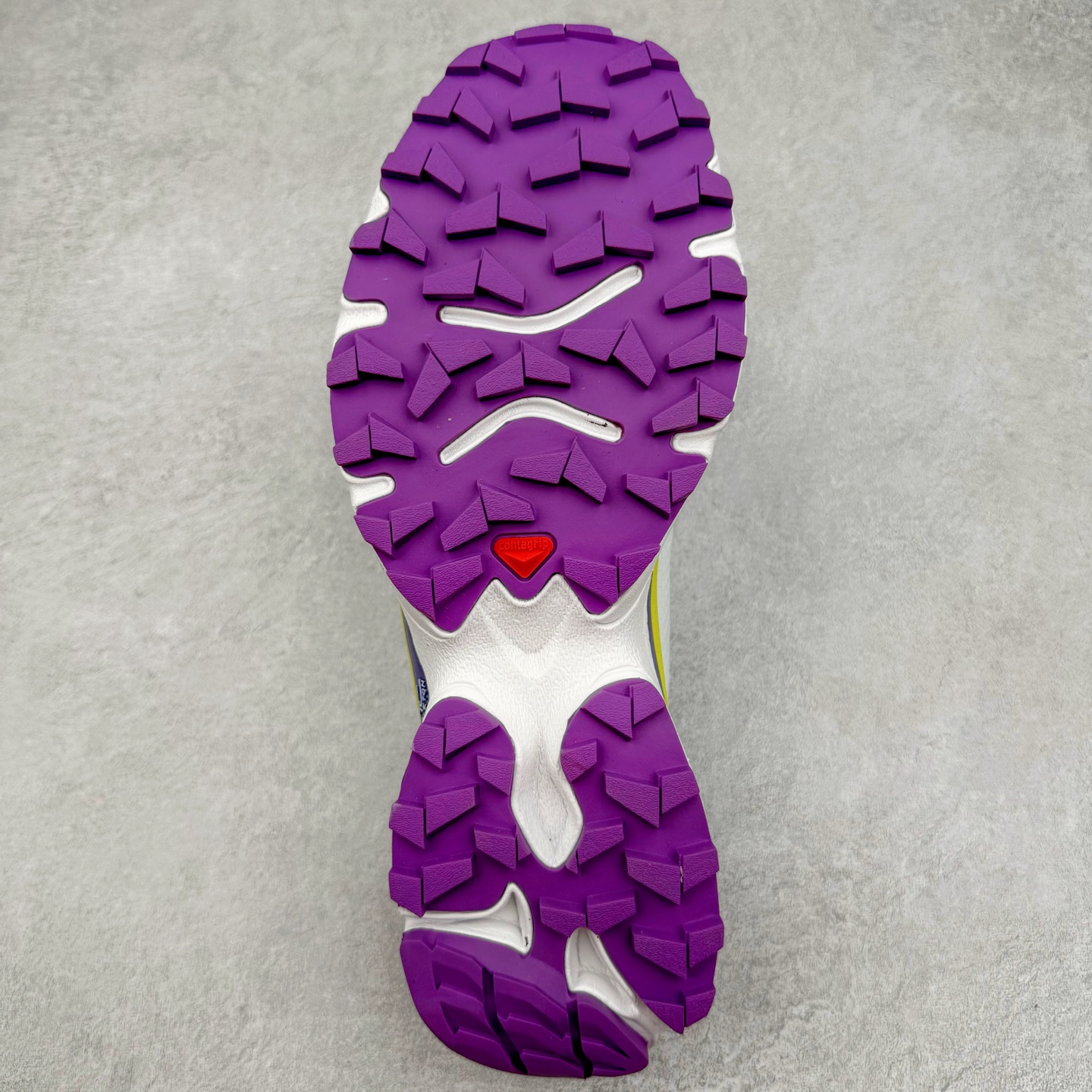 图片[9]-＃GX/绿X MM6 Maison Margiela x SALOMON XT-4 MULE 萨洛蒙联名系列低帮城市越野机能透气休闲运动鞋 鞋舌处附有迷你网眼袋收纳鞋绳以及下方的多色 Logo 标签 接着搭载奶油色 ACS 技术中底以及金色 TPU 塑料部件提升鞋款耐用性 中底与鞋面之间饰有海蓝色条状细节有效增添鞋款层次 最后应用黑色 Contragrip Chevron 外底完成鞋款设计 这次配色颇为高调 两款配色均以绚丽的渐变设计呈现 一款以粉紫渐变主打 另一款以黄绿渐变呈现 视觉效果相当吸睛 鞋面的使用玻璃纤维覆盖物加固 并通过细绳扣系带系统进行锁定 Salomon 的品牌logo 出现在脚后跟和前掌部位 中底虽然偏薄 但非常耐用 与模压塑料ACS 框架以及致密AC2 Muscle 鞋底单元结合 能够提供出色的支撑力和缓冲性 尺码：36 36.5 37.5 38 38.5 39 40 40.5 41 42 42.5 43 44 44.5 45 46.5-选品中心