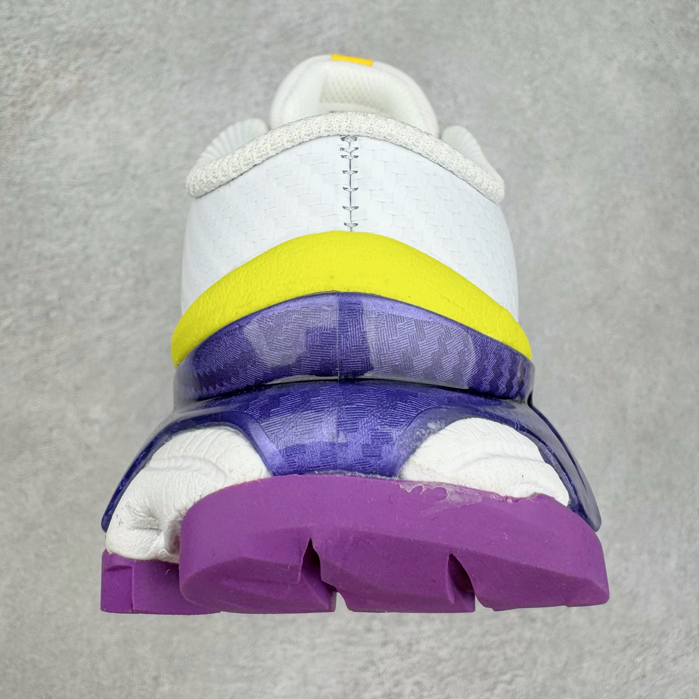 图片[8]-＃GX/绿X MM6 Maison Margiela x SALOMON XT-4 MULE 萨洛蒙联名系列低帮城市越野机能透气休闲运动鞋 鞋舌处附有迷你网眼袋收纳鞋绳以及下方的多色 Logo 标签 接着搭载奶油色 ACS 技术中底以及金色 TPU 塑料部件提升鞋款耐用性 中底与鞋面之间饰有海蓝色条状细节有效增添鞋款层次 最后应用黑色 Contragrip Chevron 外底完成鞋款设计 这次配色颇为高调 两款配色均以绚丽的渐变设计呈现 一款以粉紫渐变主打 另一款以黄绿渐变呈现 视觉效果相当吸睛 鞋面的使用玻璃纤维覆盖物加固 并通过细绳扣系带系统进行锁定 Salomon 的品牌logo 出现在脚后跟和前掌部位 中底虽然偏薄 但非常耐用 与模压塑料ACS 框架以及致密AC2 Muscle 鞋底单元结合 能够提供出色的支撑力和缓冲性 尺码：36 36.5 37.5 38 38.5 39 40 40.5 41 42 42.5 43 44 44.5 45 46.5-选品中心