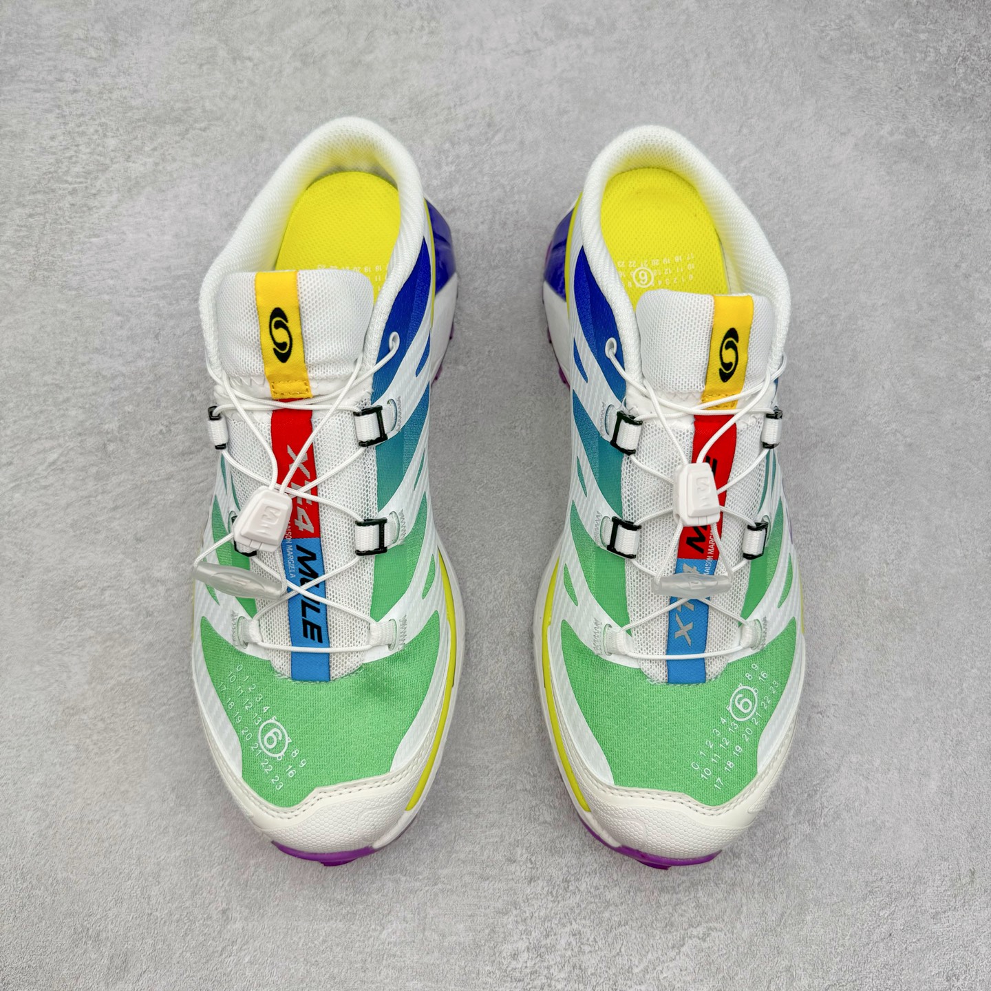 图片[2]-＃GX/绿X MM6 Maison Margiela x SALOMON XT-4 MULE 萨洛蒙联名系列低帮城市越野机能透气休闲运动鞋 鞋舌处附有迷你网眼袋收纳鞋绳以及下方的多色 Logo 标签 接着搭载奶油色 ACS 技术中底以及金色 TPU 塑料部件提升鞋款耐用性 中底与鞋面之间饰有海蓝色条状细节有效增添鞋款层次 最后应用黑色 Contragrip Chevron 外底完成鞋款设计 这次配色颇为高调 两款配色均以绚丽的渐变设计呈现 一款以粉紫渐变主打 另一款以黄绿渐变呈现 视觉效果相当吸睛 鞋面的使用玻璃纤维覆盖物加固 并通过细绳扣系带系统进行锁定 Salomon 的品牌logo 出现在脚后跟和前掌部位 中底虽然偏薄 但非常耐用 与模压塑料ACS 框架以及致密AC2 Muscle 鞋底单元结合 能够提供出色的支撑力和缓冲性 尺码：36 36.5 37.5 38 38.5 39 40 40.5 41 42 42.5 43 44 44.5 45 46.5-选品中心