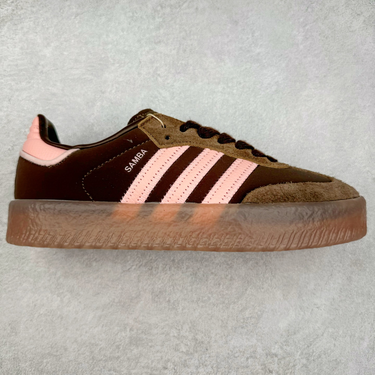 AD Samba XLG 桑巴舞加大厚底版系列德训风百搭松糕休闲运动板鞋生胶底 JI2744 自Originals Samba成功借势Blokecore风潮一跃成为街头巷尾的焦点鞋款后,不论是围绕Samba本身打造的各式「变种版本」,还是以Samba为蓝本打造联名鞋款,都成为了时尚潮流人士日常穿搭首选。Samba XLG是adidas Originals不断扩展XLG系列的一部分,旨在与年轻文化相契合,迎合那些希望通过个性时尚表达自我而不愿牺牲舒适度的年轻群体。街头时尚领域的Gen Z特别偏爱宽松的穿着风格。Samba XLG针对这一点做了创新。它在延续Samba OG经典设计的基础上,迎合年轻群体的穿着习惯,重塑为宽大的鞋身比例轮廓以及加厚中底,让消费者轻松展示自己独特的风格。全新的Samba XLG系列不仅迎合了当下年轻群体的穿搭习惯,加宽了鞋身比例以及将中底进一步增厚,在视觉比例上更加饱满,同时还保留了经典Samba的细节,这样一来,鞋迷朋友在穿搭上不仅能更加个性化,而且还能延续一定的复古感受。尺码：36 36⅔ 37⅓ 38 38⅔ 39⅓ 40 40⅔ 41⅓ 42 42⅔ 43⅓ 44 45-选品中心