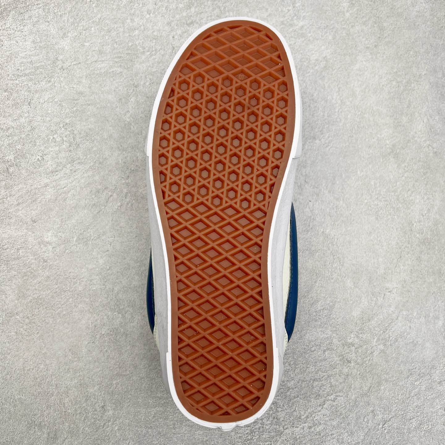 图片[9]-Vans Knu Skool 白蓝红 范斯官方 复古休闲胖胖面包鞋 肥胖版大LOGO荔枝纹牛皮面料 尺码：35 36 36.5 37 38 38.5 39 40 40.5 41 42 42.5 43 44 工艺：硫化1：1（重量1：1、真标、原钢印、材质标、鞋型标、合格证）-选品中心